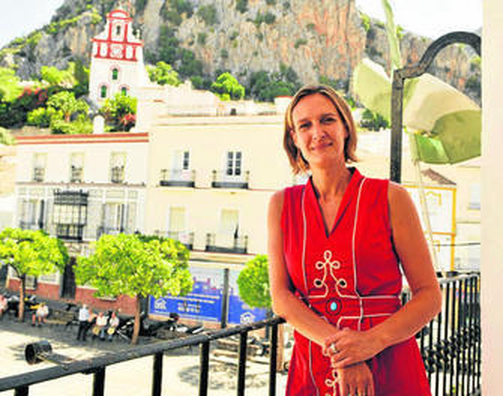 La alcaldesa Isabel Gómez, en el balcón del Ayuntamiento de Ubrique.