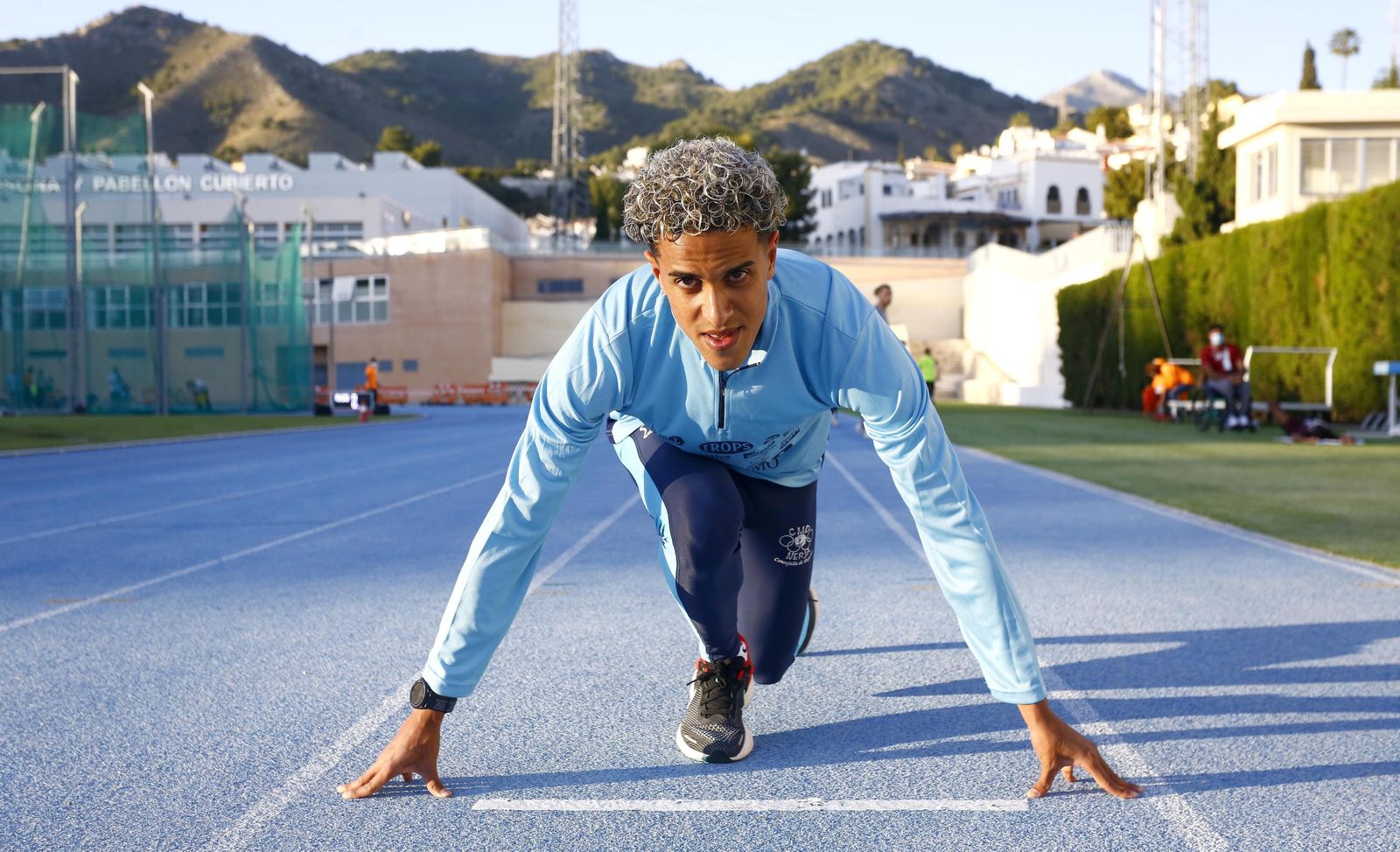 Ouassim Oumaiz, en la pista de atletismo de Nerja.