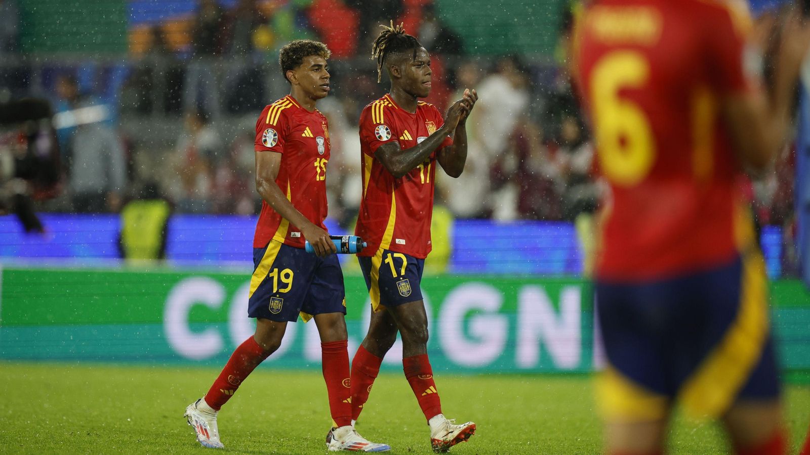 Lamine Yamal y Nico Williams, tras el partido dirigiéndose a la zona de la afición española.