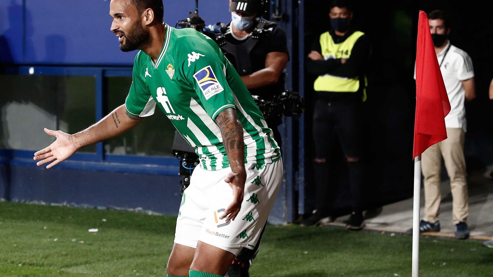 Willian José ha marcado el 1-3 y espera el abrazo de sus compañeros.