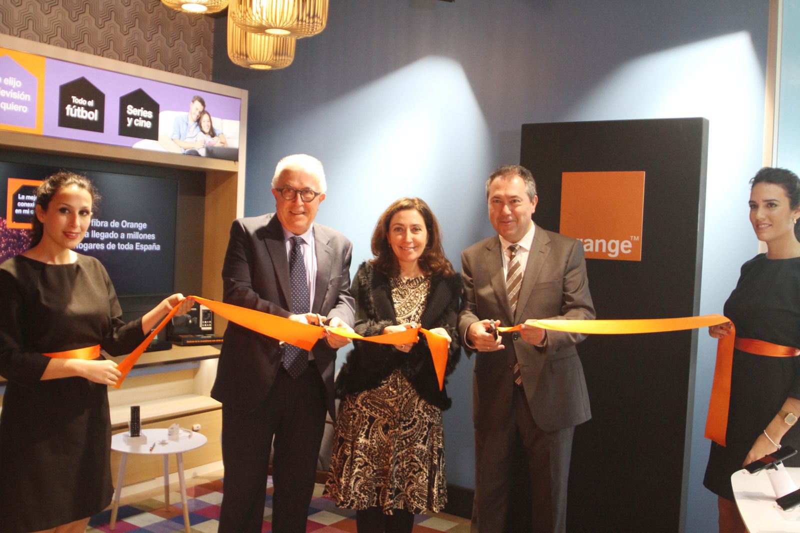El consejero de Empleo, José Sánchez Maldonado, la secretaria general de Orange España, Carmen Recio, y el alcalde de Sevilla, Juan Espadas, ayer durante la inauguración de la nueva oficina flexible de la operadora en Sevilla.