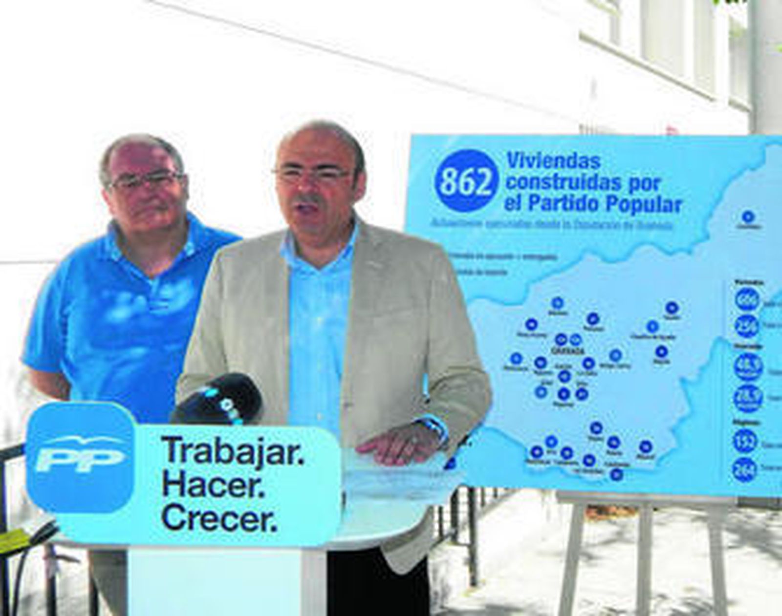 El presidente del PP de Granada, Sebastián Pérez, ayer junto al candidato 'popular' en Armilla, Antonio Ayllón.