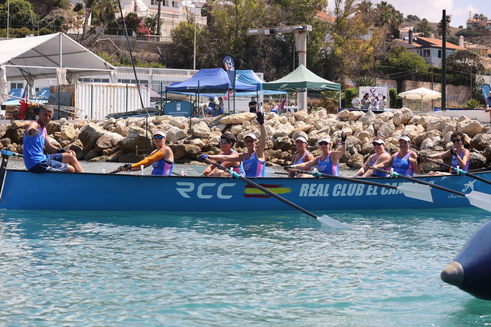 Más de 100 mujeres supervivientes de cáncer participan este sábado en una Regata Nacional en Málaga