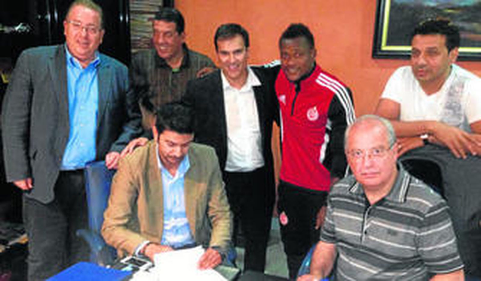Moayad Shatat, firmando los documentos del acuerdo con el Wydad Casablanca para la venta de Bobley Anderson.