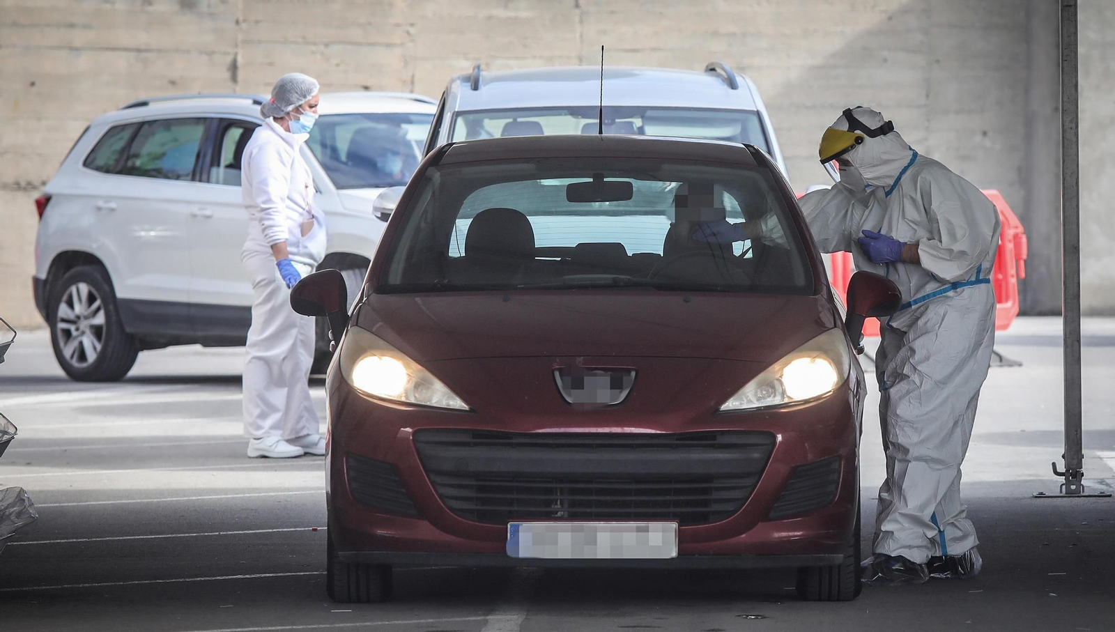 Sanitarios, realizando pruebas PCR en el autocovid.