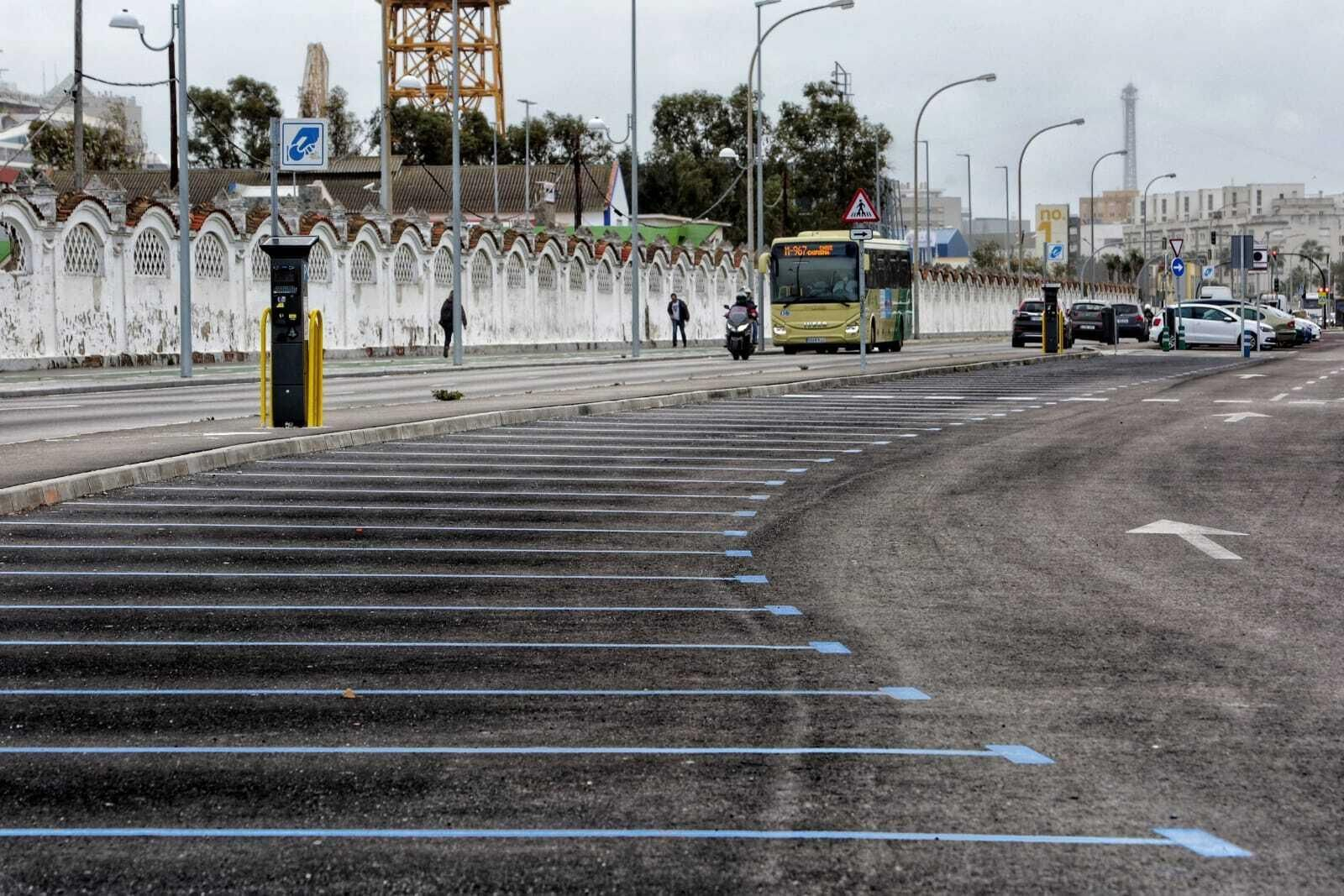 La zona azul, prácticamente sin coches, habilitada en la bolsa de aparcamiento de la Avenida de Astilleros.
