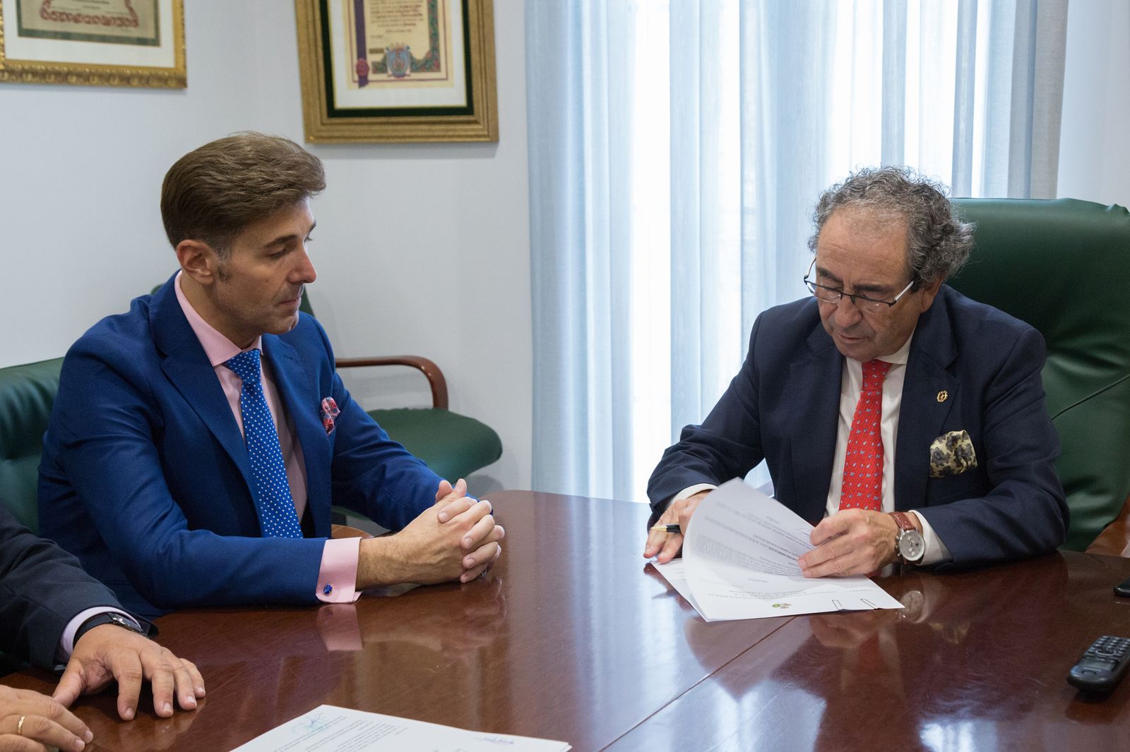 El hermano mayor, José Antonio Fernández Cabrero; y el bordador, José Antonio Grande, formalizan el contrato.