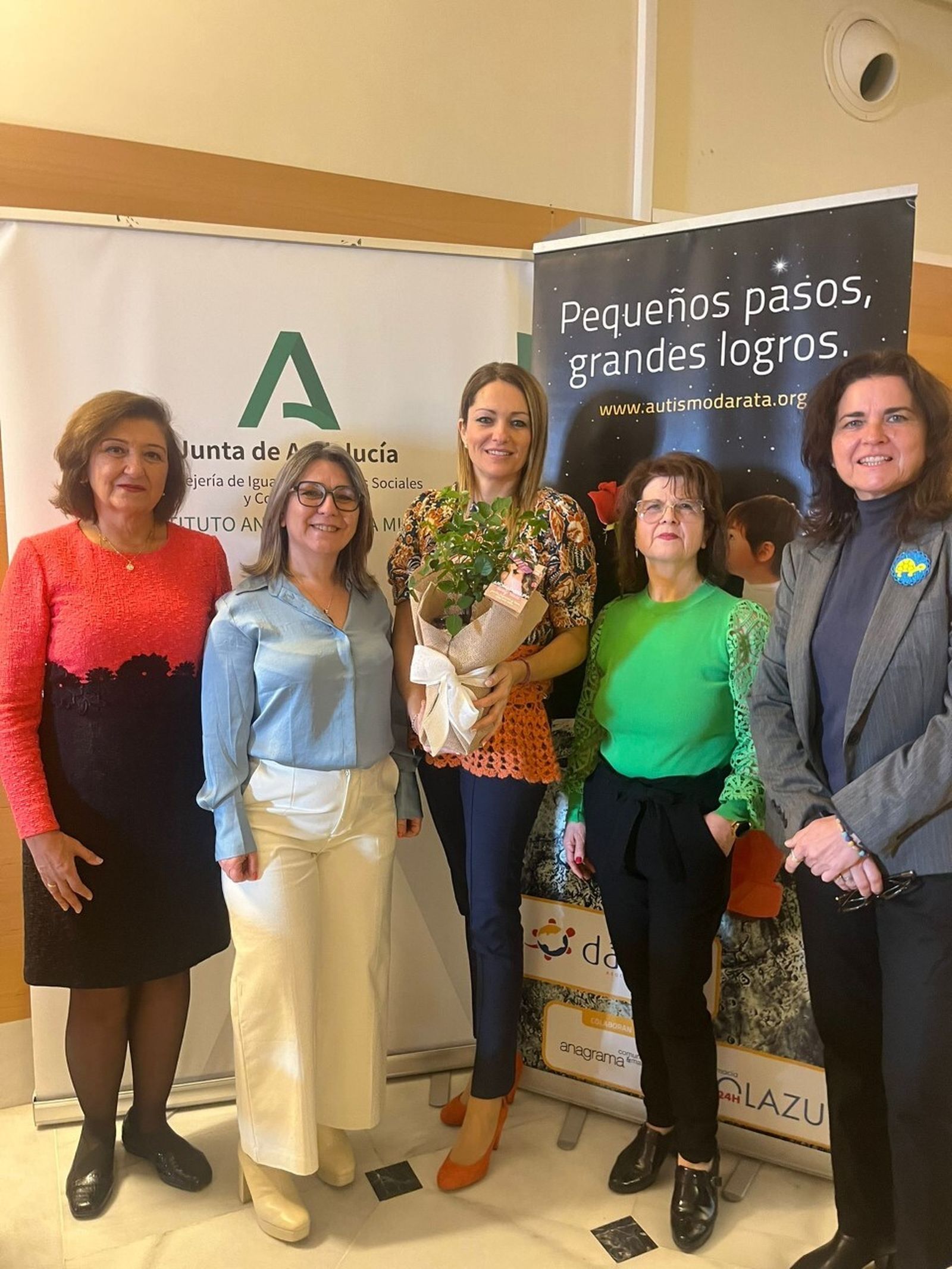 La coordinadora del Centro Provincial del IAM en Almería, María del Mar Esparza junto a miembros de la la Asociación Autismo Dárata
