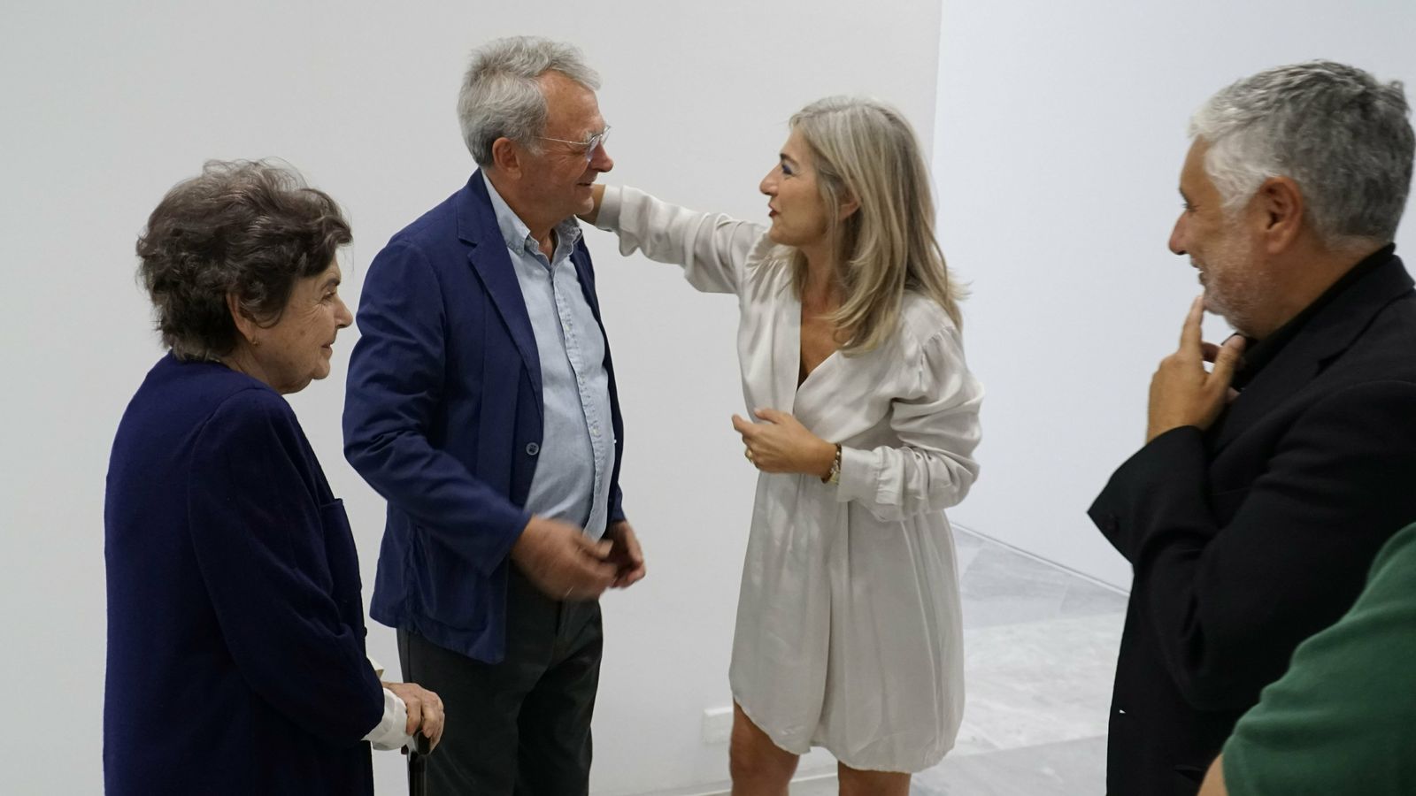 Carmen Laffón, Juan Suárez, Patricia del Pozo y Juan Antonio Álvarez Reyes tras recorrer juntos la muestra.