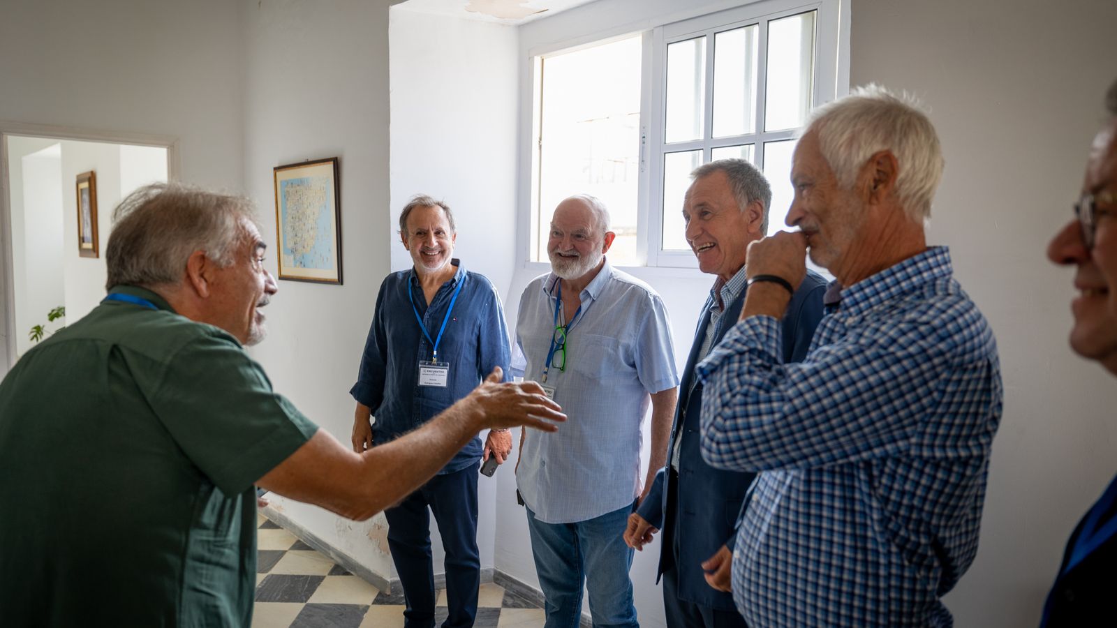 Un grupo de viejos compañeros conversa en los pasillos del Seminario.