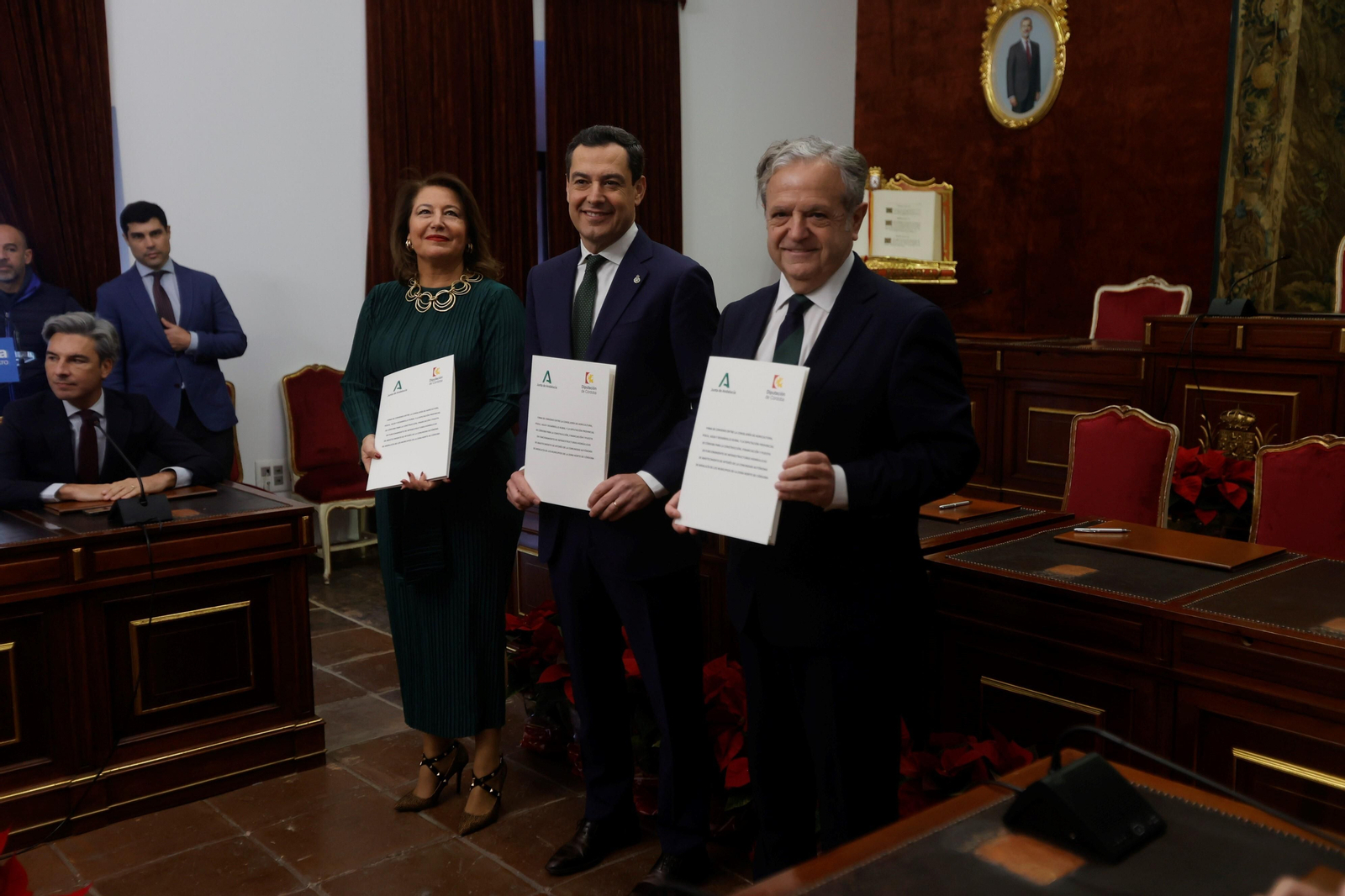 La visita de Juanma Moreno a la Diputación de Córdoba, en imágenes