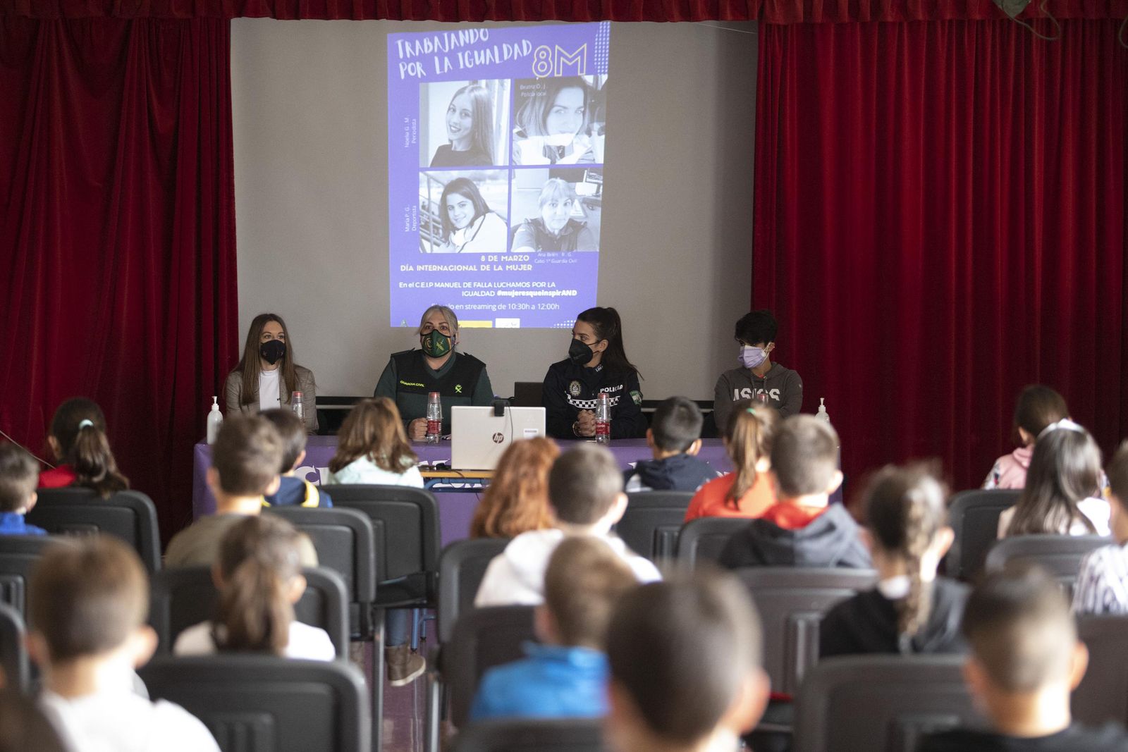 Fotogalería de la charla sobre la igualdad de cuatro mujeres en el CEIP Manuel de Falla de Peligros por el 8M 2021