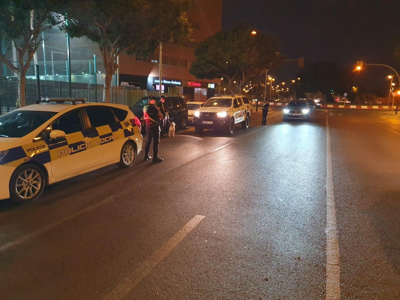 Control de la Policía Local en la rotonda del Estadio.