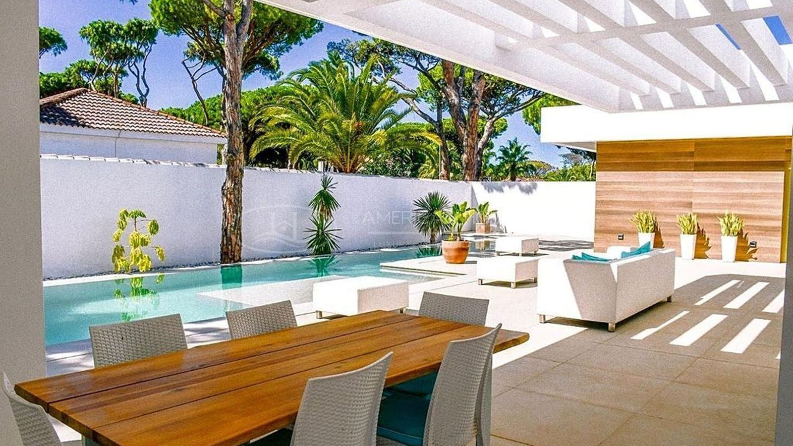 Merendero con vistas a la piscina