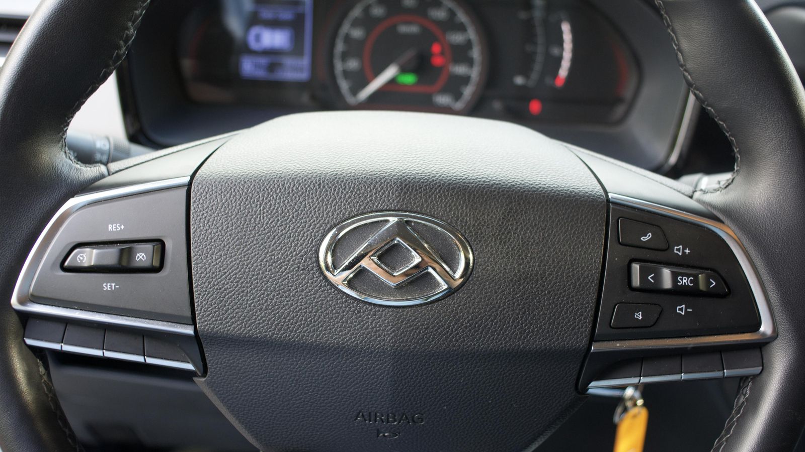 En los radios del volante, muy a la mano, quedan los controles para el ajuste de la velocidad de crucero. También se pueden manejar desde aquí algunas funciones del sistema de infoentretenimiento.