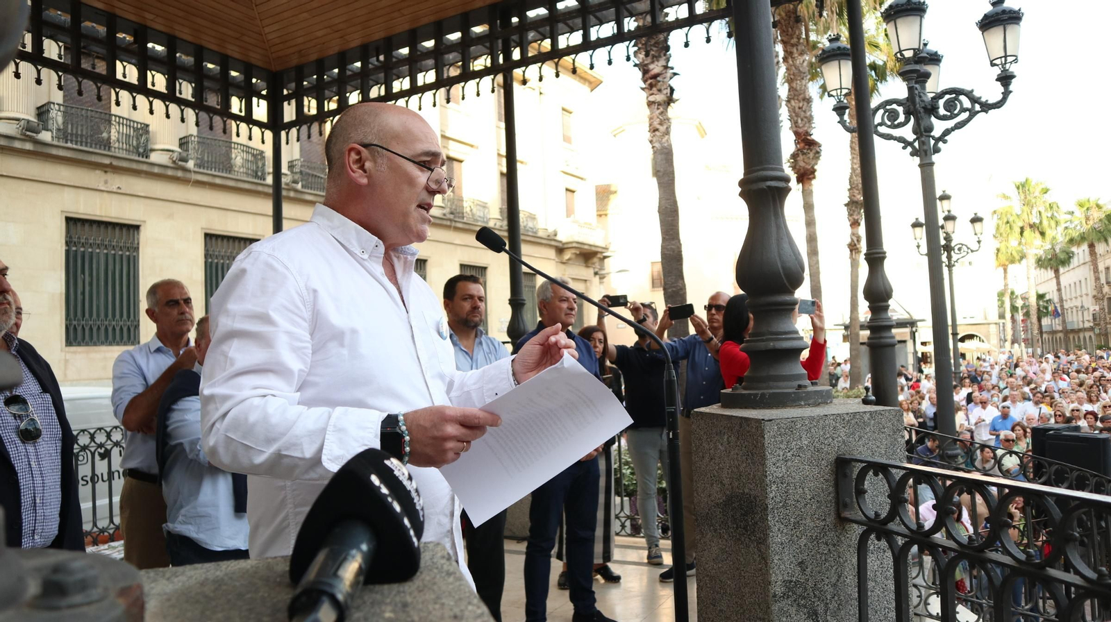 Imágenes de la concentración por las infraestructuras para Huelva