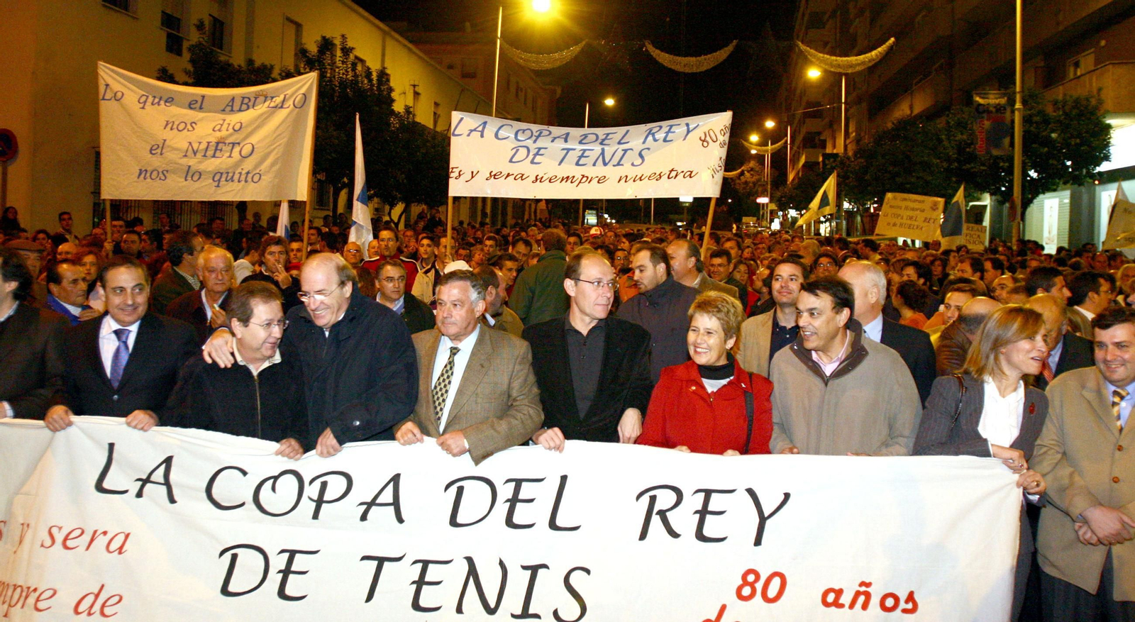Miles de personas se echaron a las calles de Huelva para reclamar la Copa del Rey.