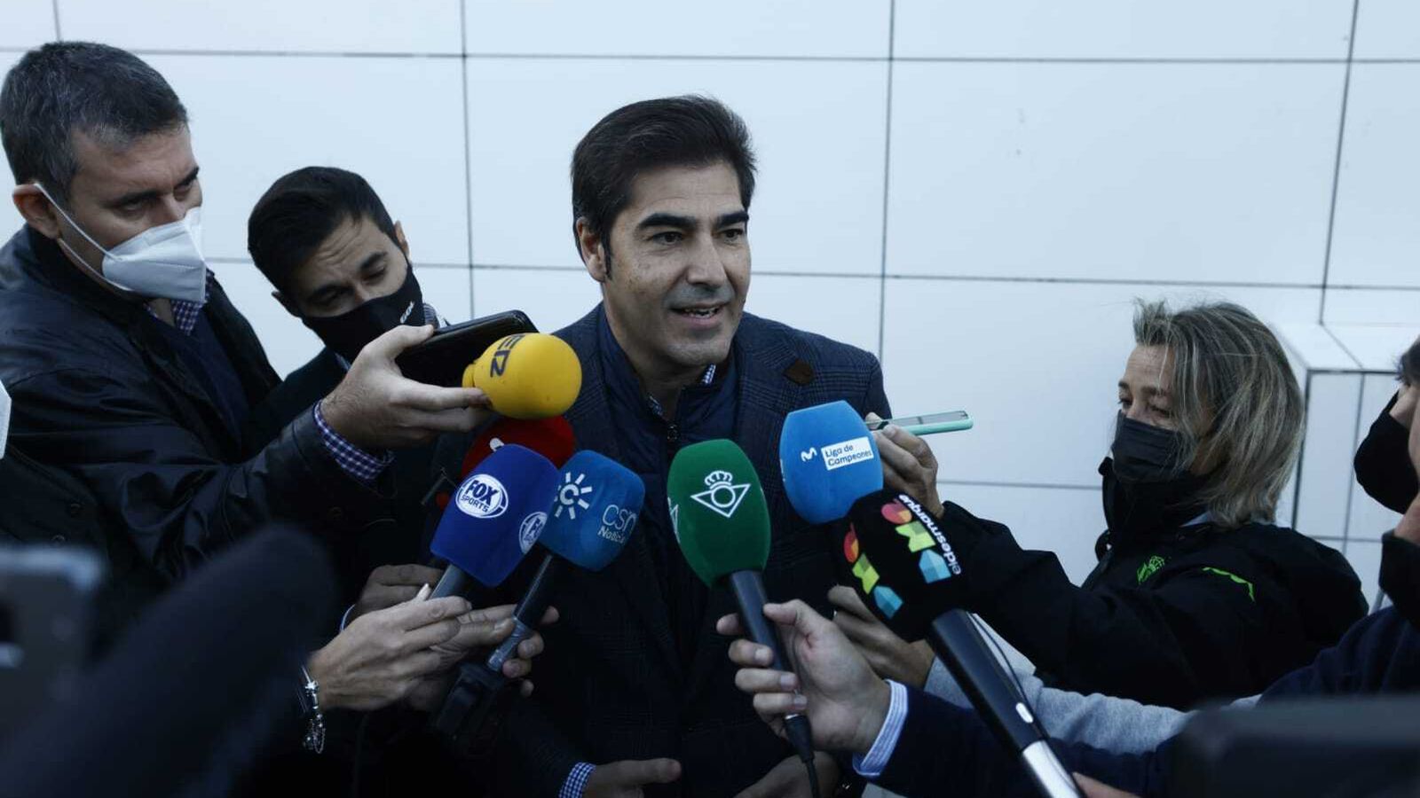 El presidente, Ángel Haro, atiende a los medios en el aeropuerto.