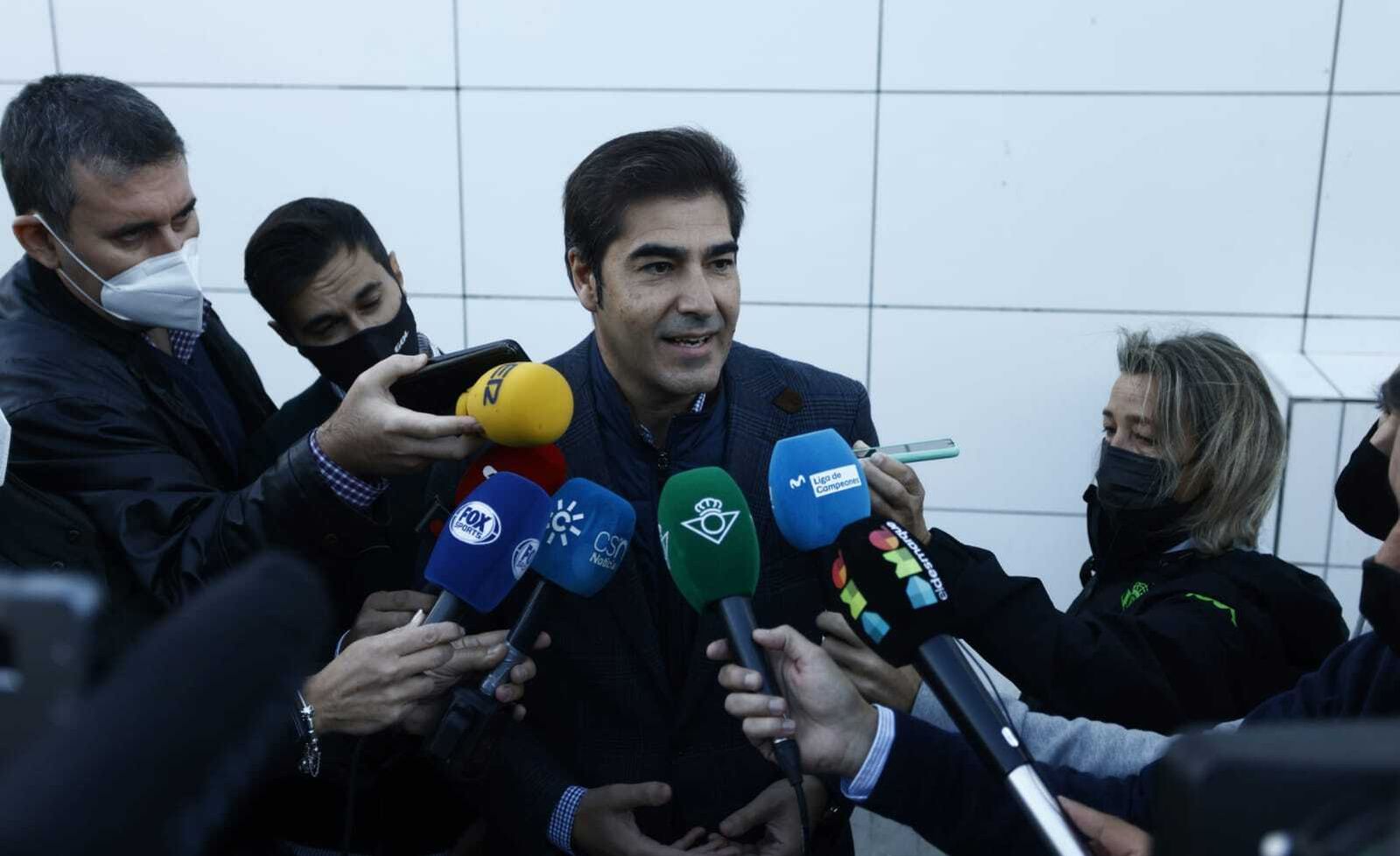 El presidente, Ángel Haro, atiende a los medios en el aeropuerto.