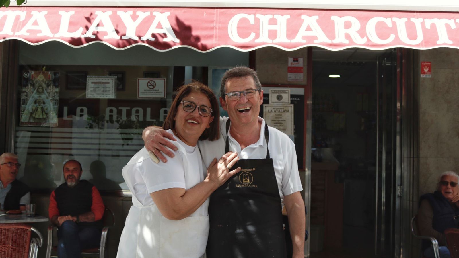 Pepe Rivas y su mujer, Charo Selvático, en la puerta de La Atalaya.