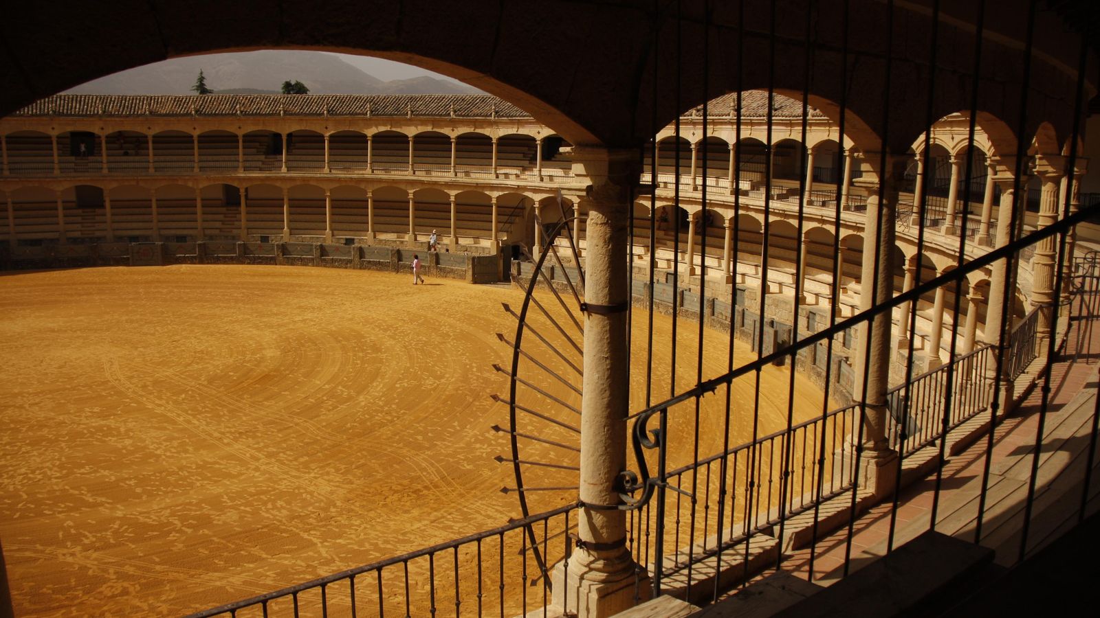 La Plaza de Toros de Ronda es un lugar cargado, se quiera o no, de historia.