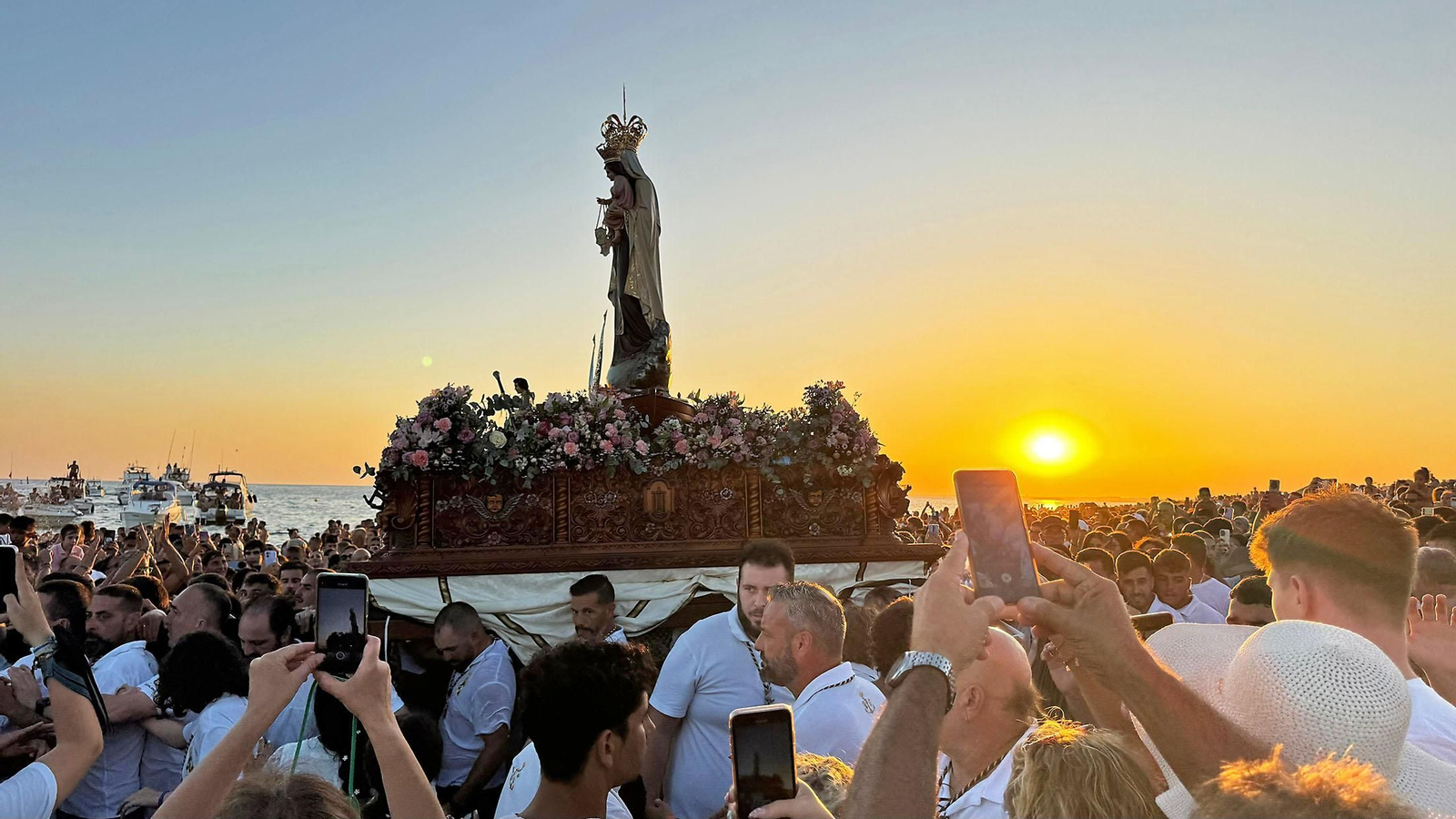 Imágenes de la Virgen del Carmen procesionando en Punta Umbría