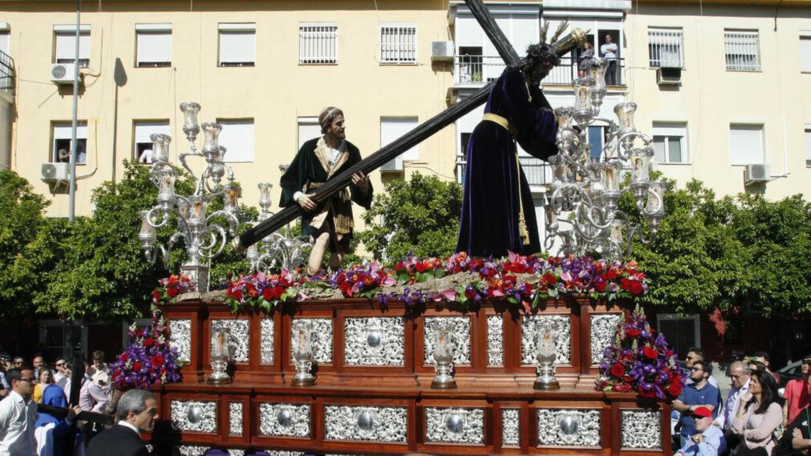 Hermandad de San José Obrero a su paso por las calles de su barrio.