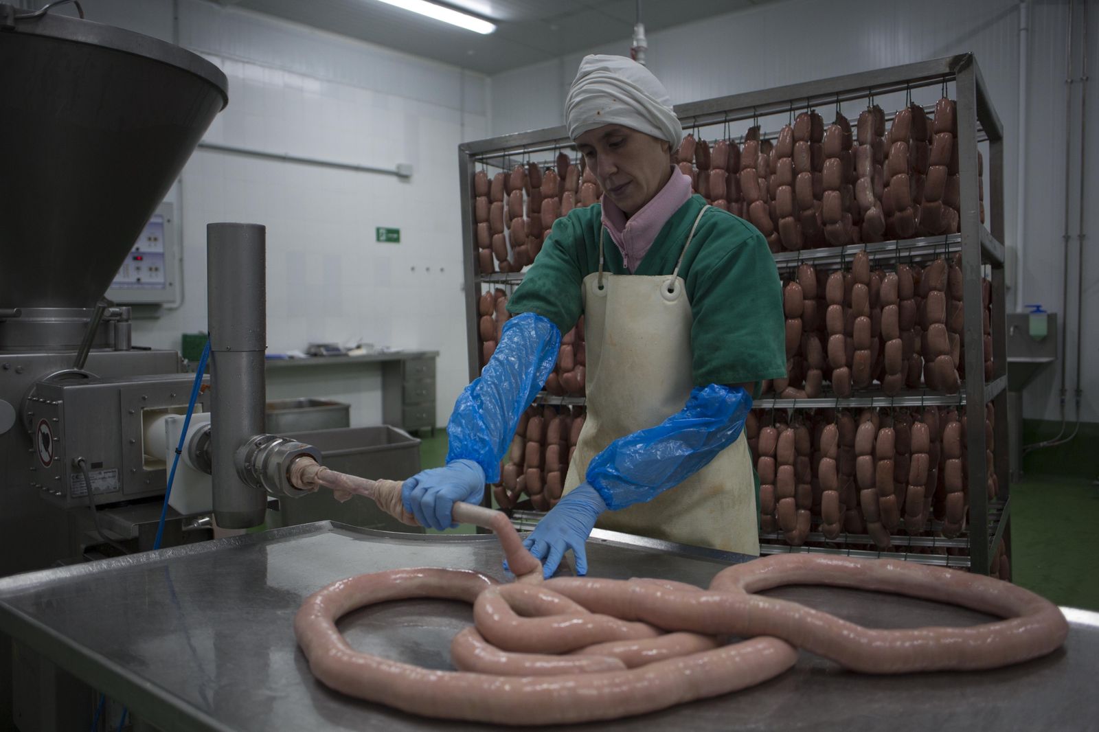 Una trabajadora durante la elaboración de chorizos.