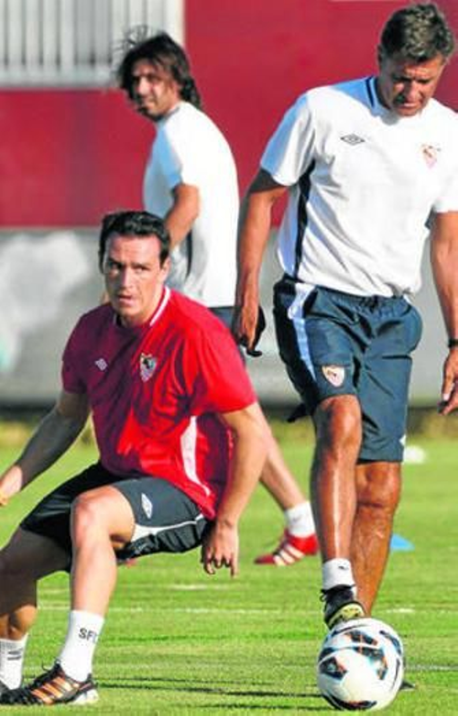 Trochowski persigue un balón en presencia de Míchel.