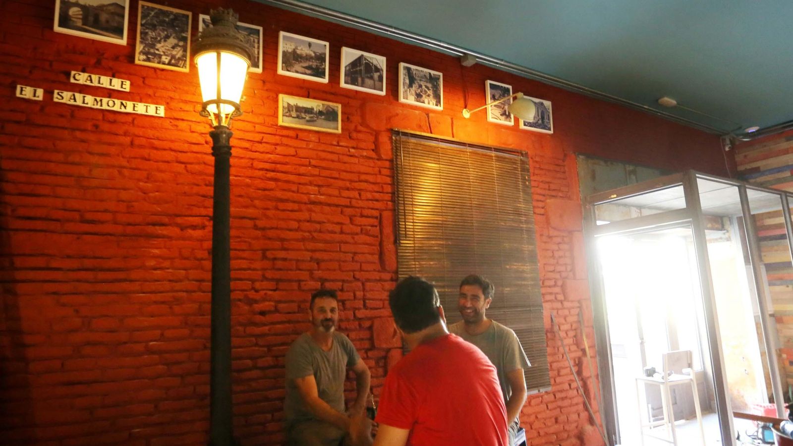 El interior de 'Urbano' simula una calle del centro con adoquinado, farolas, señales de tráfico...