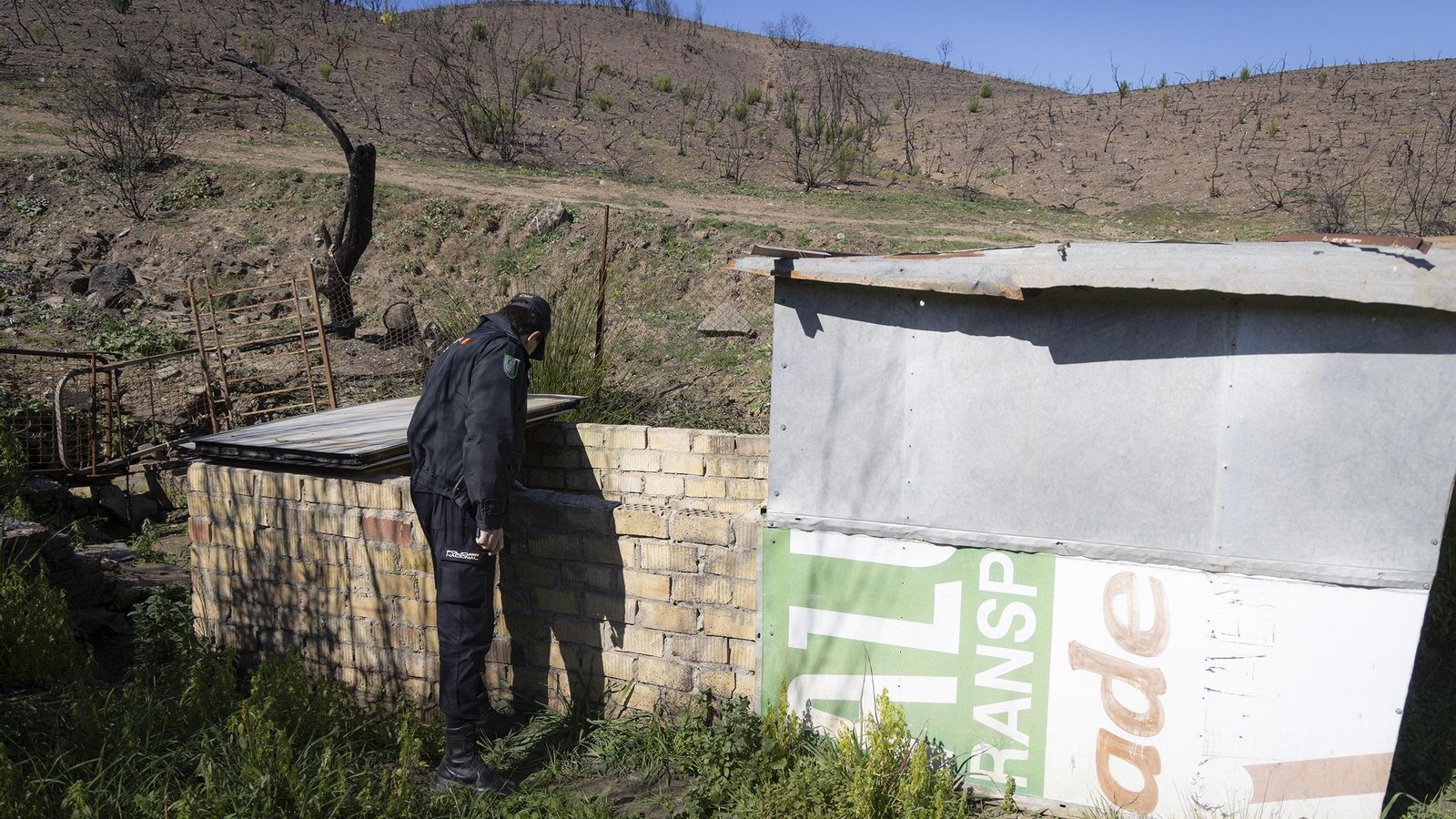 Inspección en un pozo ilegal.