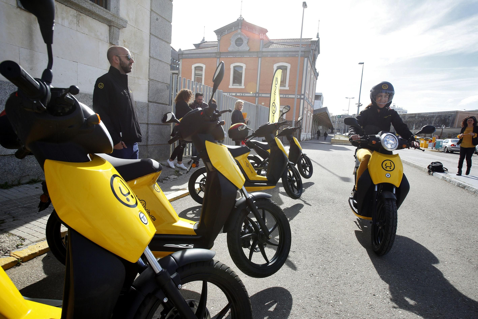 Usuarios prueban la 'Muvi' en su presentación.