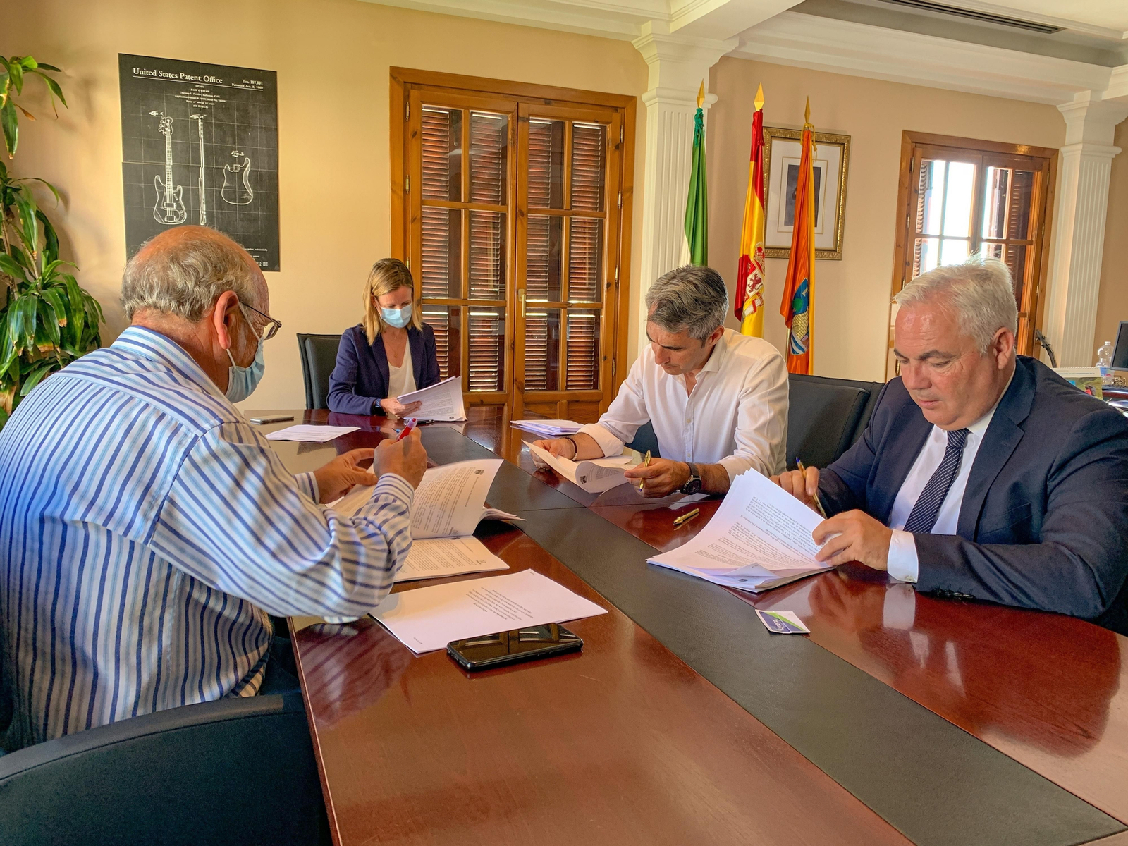 La firma del nuevo contrato entre el Ayuntamiento de Benalmádena y FCC.