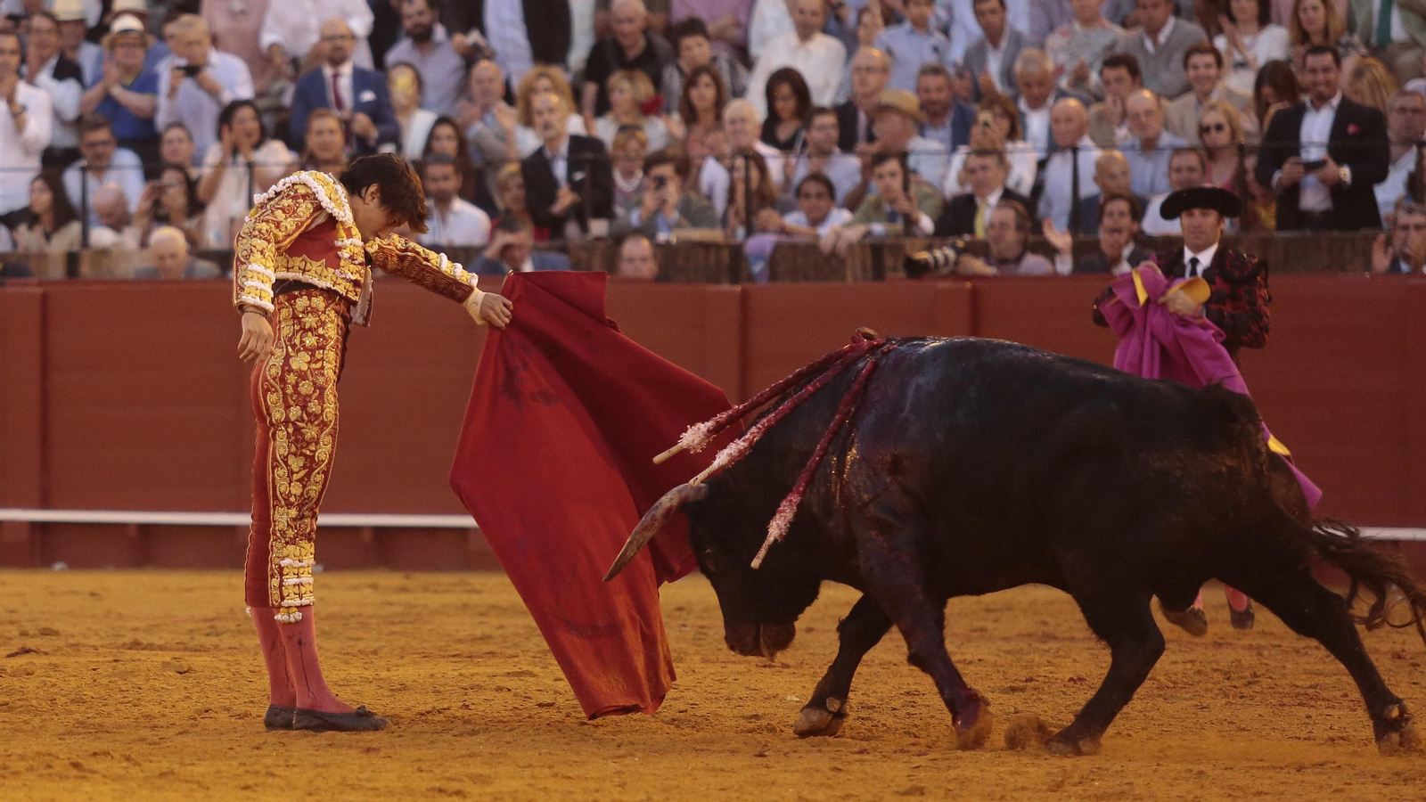 Las imágenes de la faena de Roca Rey al sexto de la tarde
