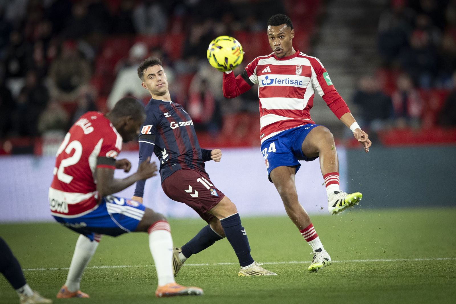 Loïc Williams toca el cuero con la zurda ante Guruzeta.