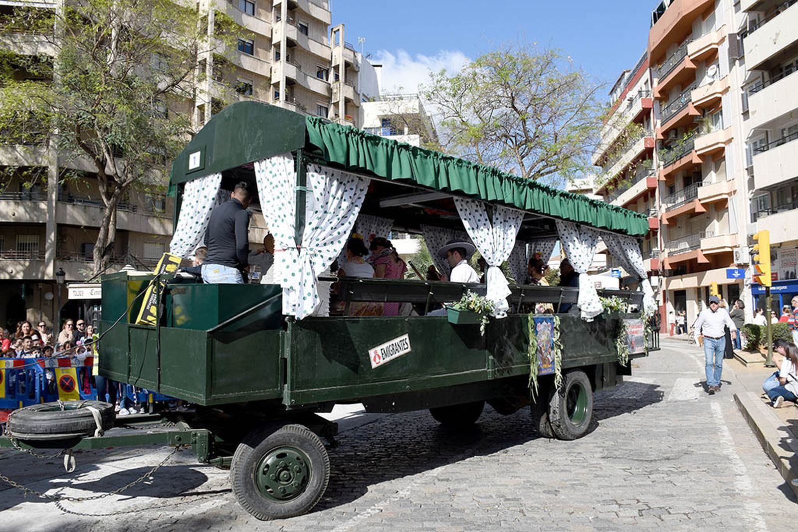 Las mejores imágenes de los peregrinos en la salida de Emigrantes