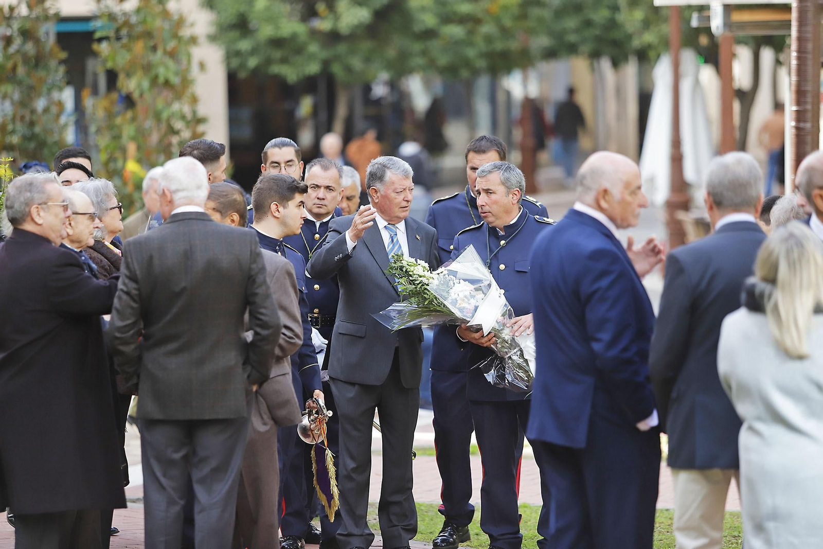 Imágenes de la Ofrenda de flores y rezo ante el monumento a la Inmaculada en Huelva