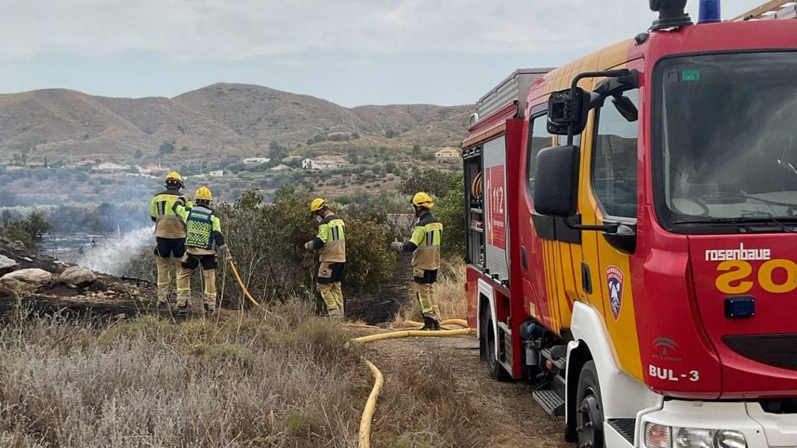 Bomberos de Levante durante las labores de extinción del incendio en Cantoria.