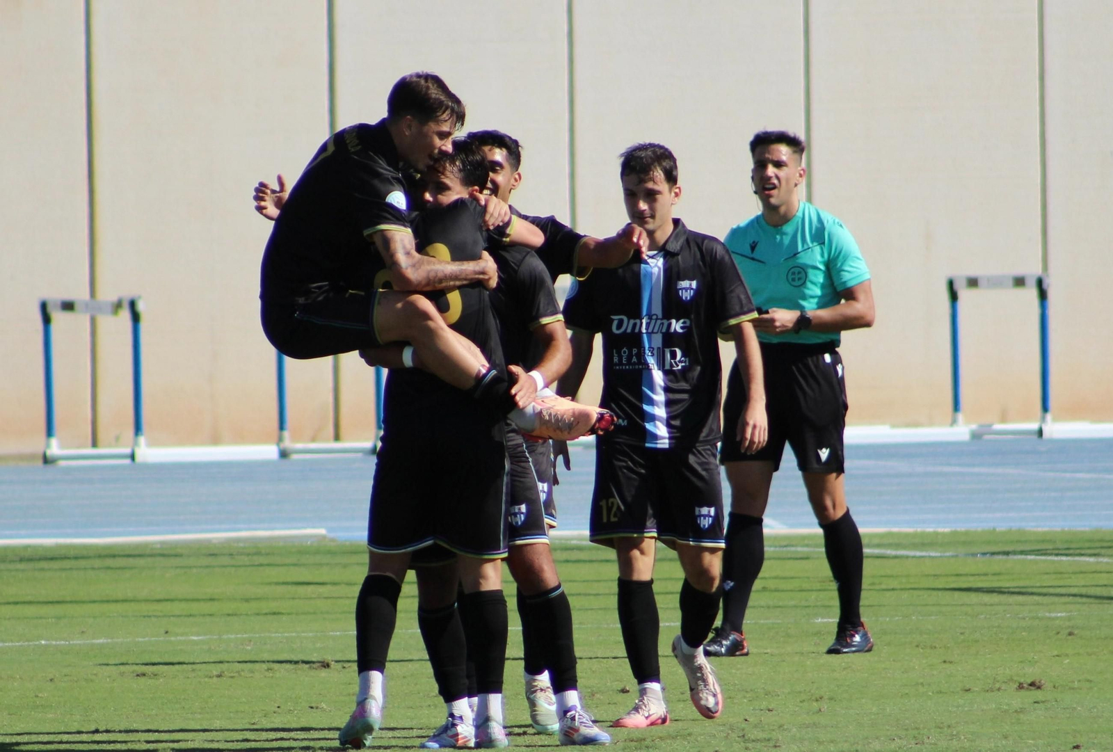Los jugadores de La Unión celebran el 0-1 en casa del Almería B. Los jugadores de La Unión celebran el 0-1 en casa del Almería B.