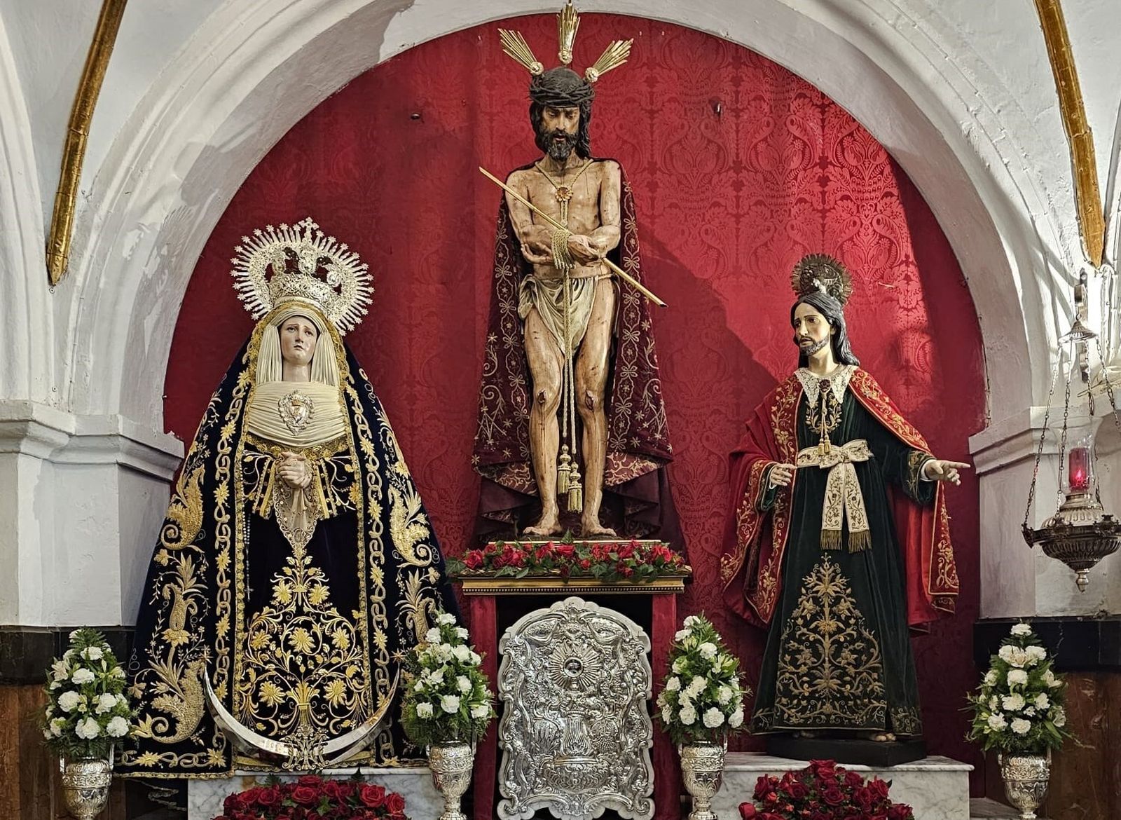 Las tallas de la archicofradía de Ecce-Homo en su altar provisional de San Juan de Dios.