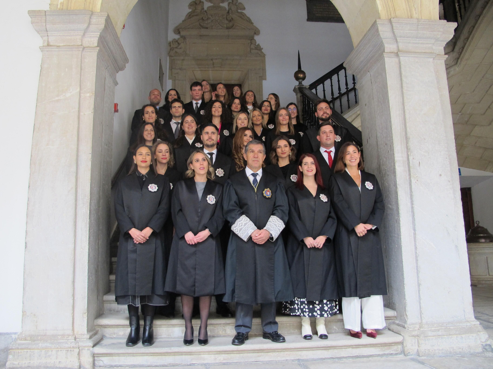 Los 29 nuevos jueces de Andalucía, tras su toma de posesión, con el presidente del TSJA, Lorenzo del Río, al frente.