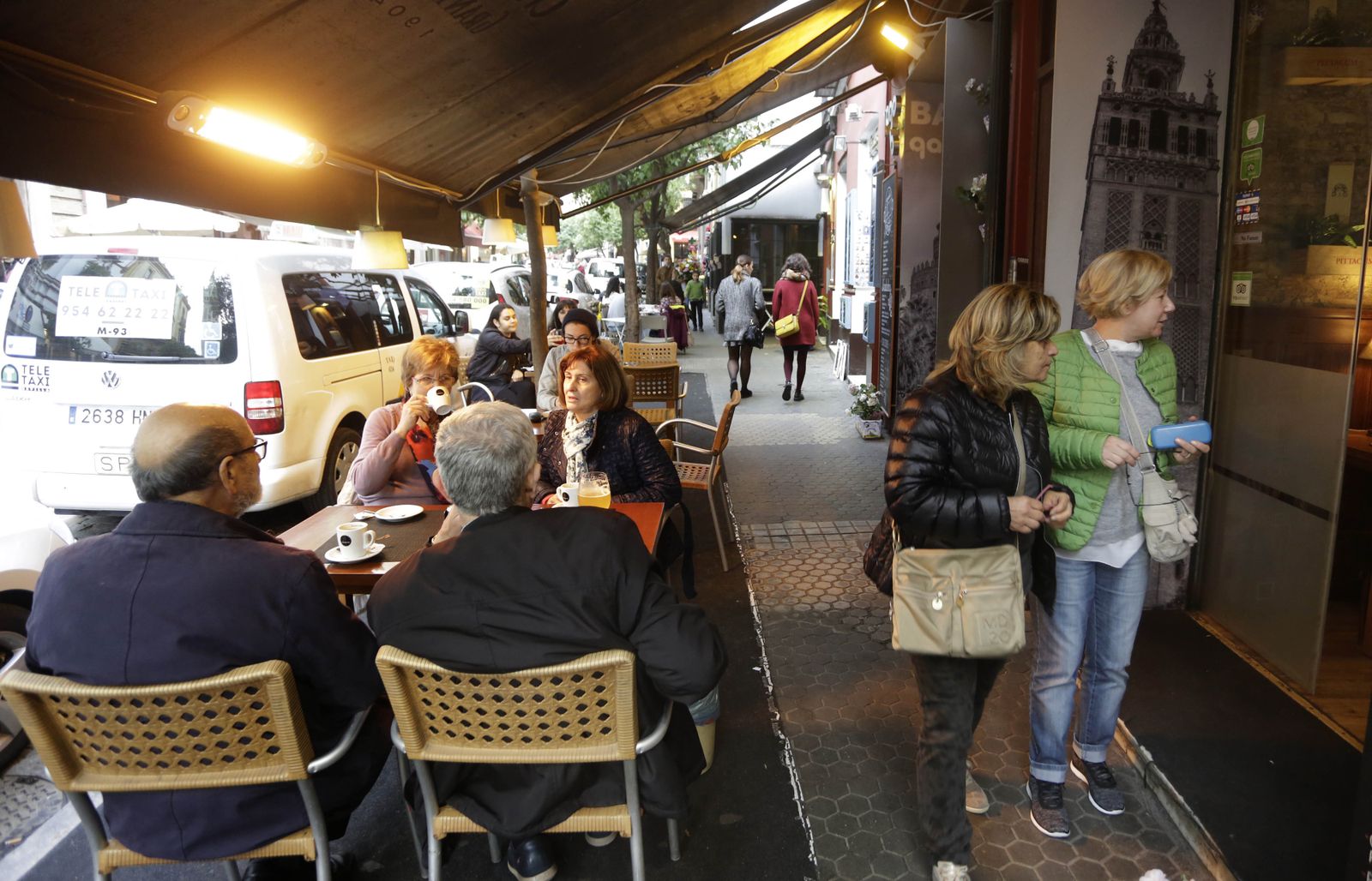 Veladores y peatones, en la tarde de ayer.