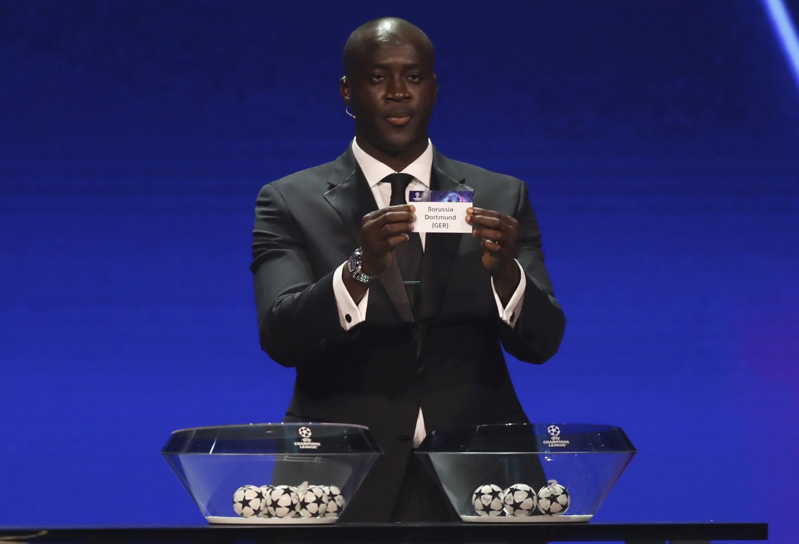 Yayá Touré muestra la papeleta del Borussia Dortmund.