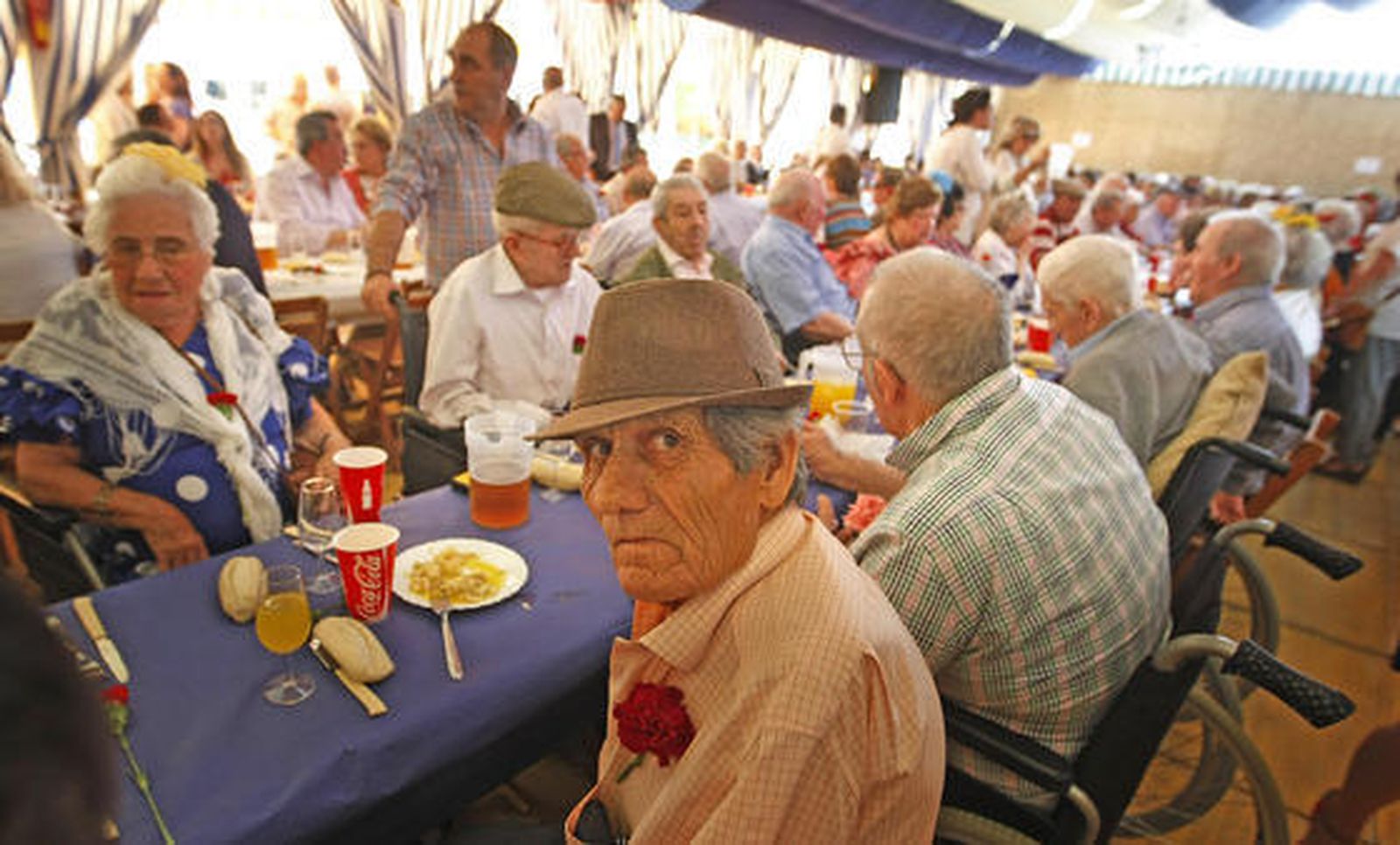 Afluencia masiva. Más de 230 personas acudieron a la inauguración de la caseta.   Foto: Pascual