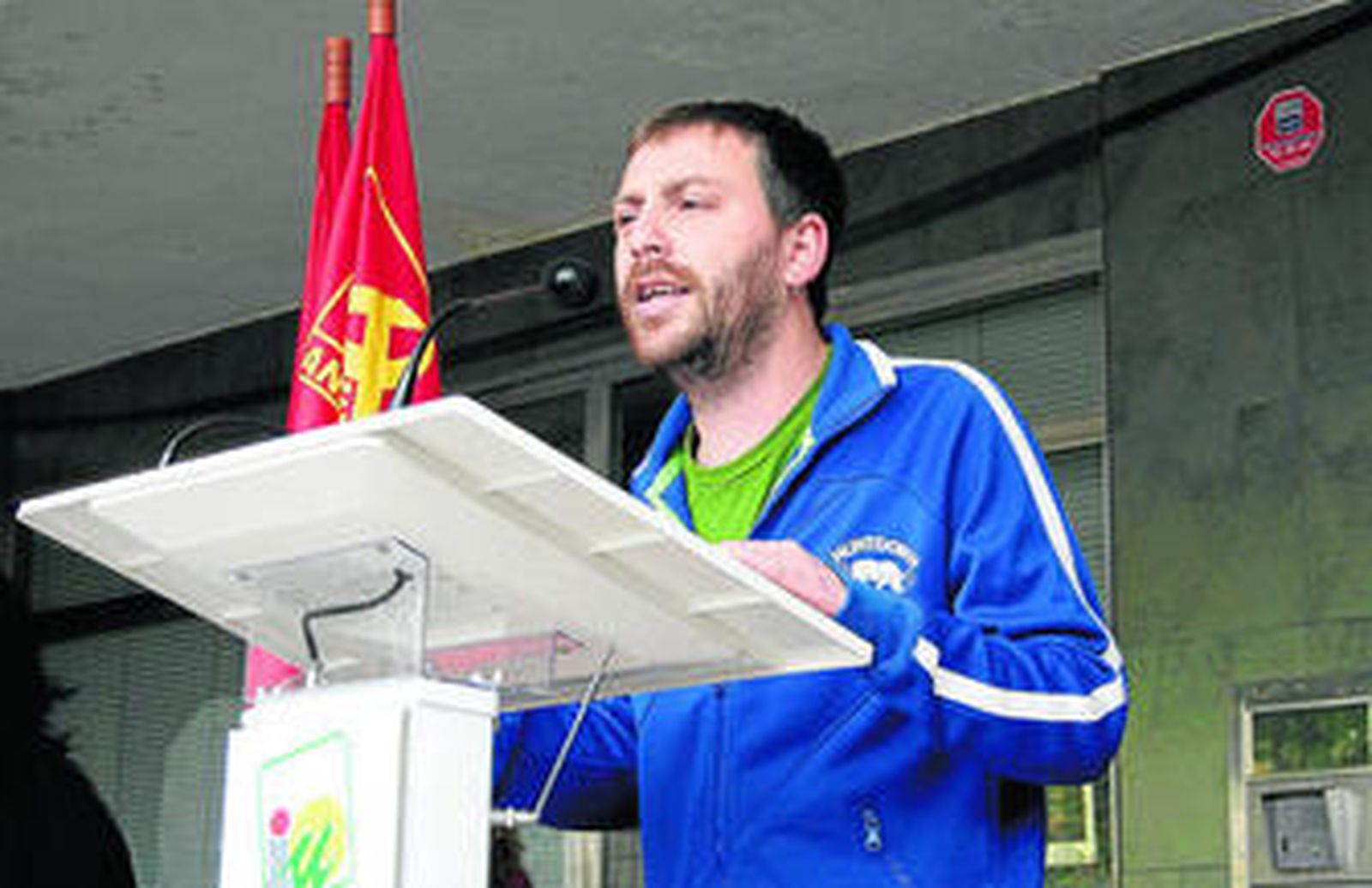 Ernesto Alba, secretario local de la UJCE, en el acto de izado de la bandera republicana en abril de 2009 en Algeciras.