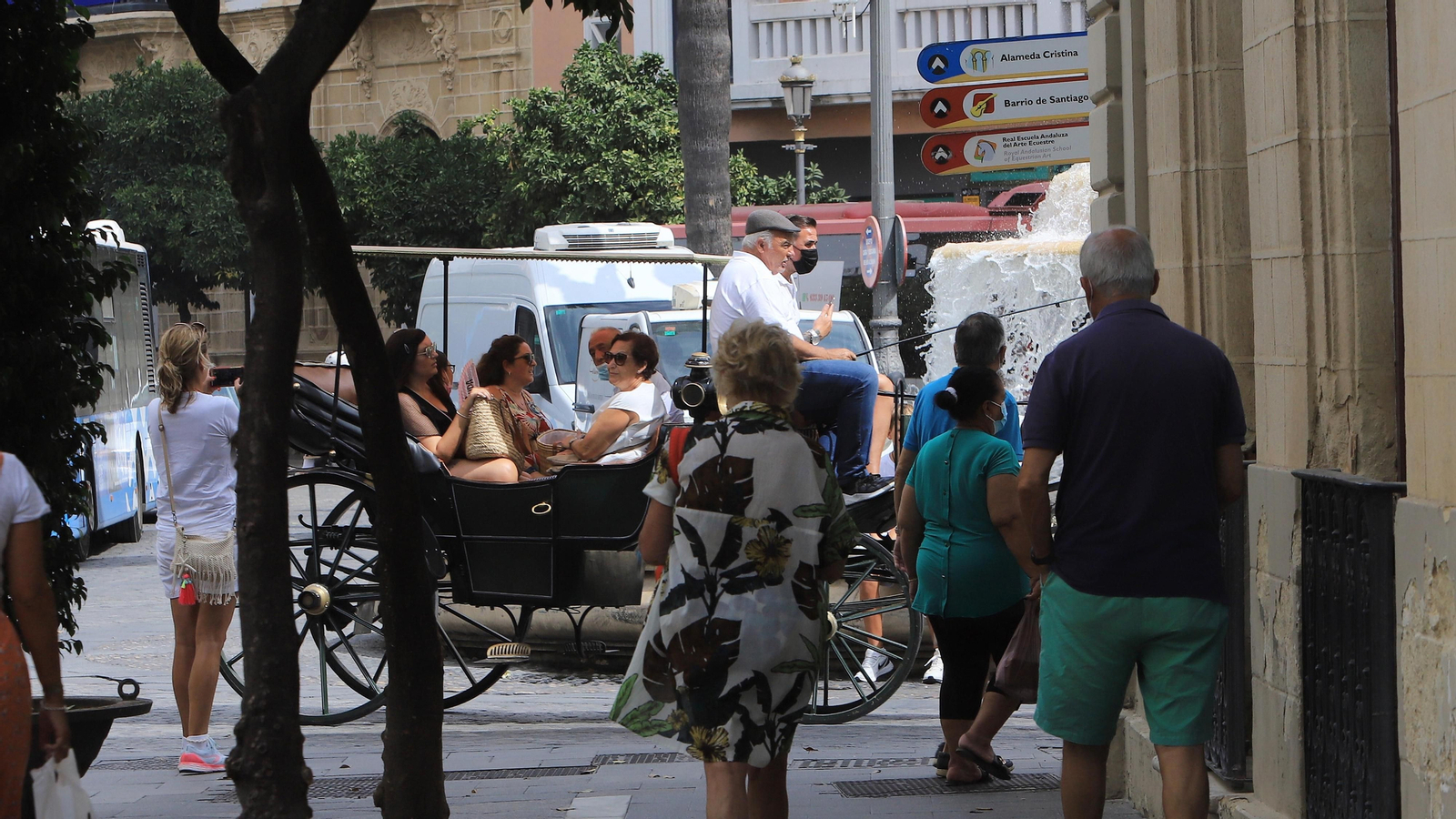 Turistas paseando en un coche de caballos en la Rotonda de los Casinos