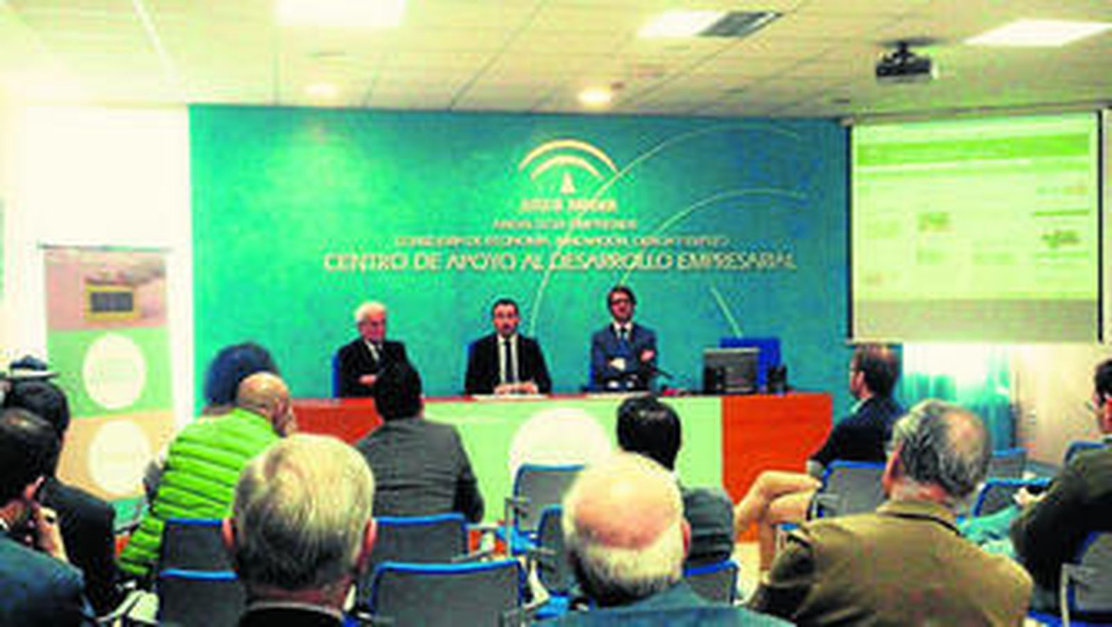 Imagen de la reunión mantenida ayer en el CADE de la capital gaditana.