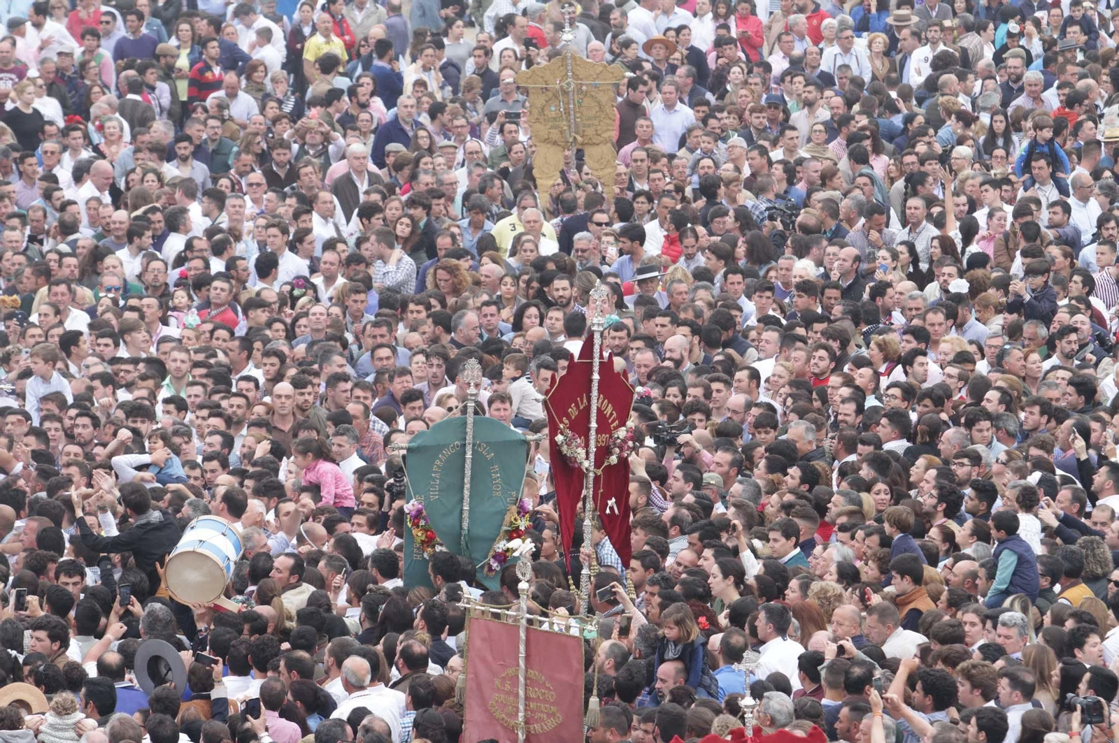 Las imágenes de la procesión de la Virgen del Rocío por la aldea en el Lunes de Pentecostés