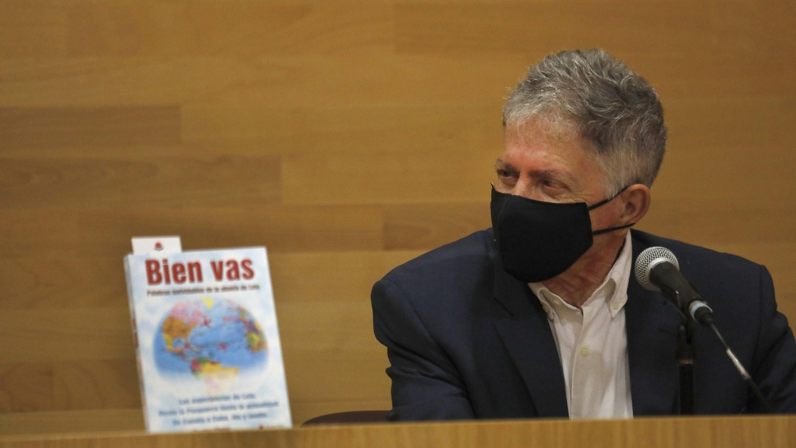 Las fotos de Manuel Poyatos  presentando su libro "Bien Vas. Palabras inolvidables de la abuela del Lolo"