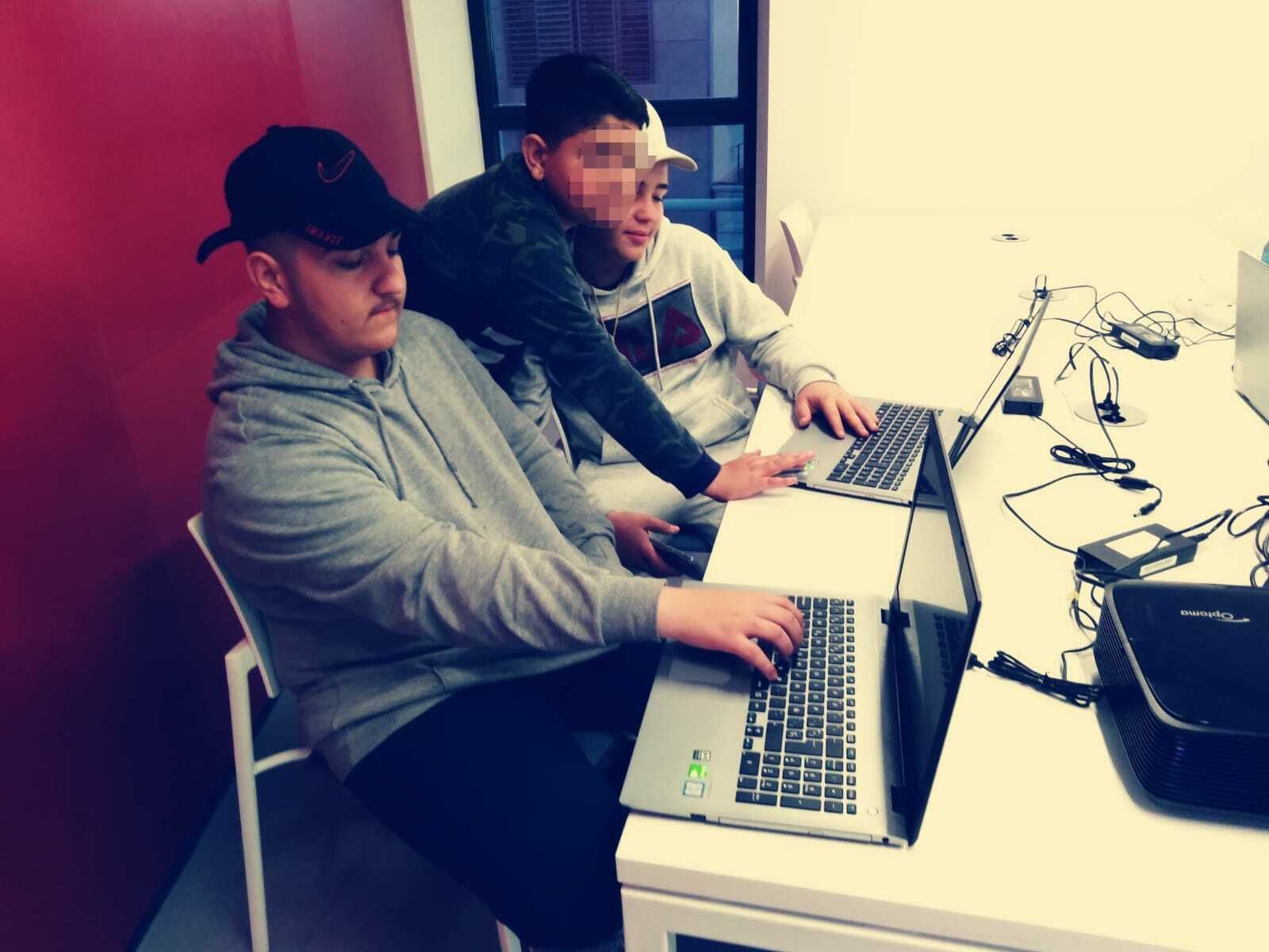 Jóvenes de Almería alzan su voz contra los micromachismos en un corto.